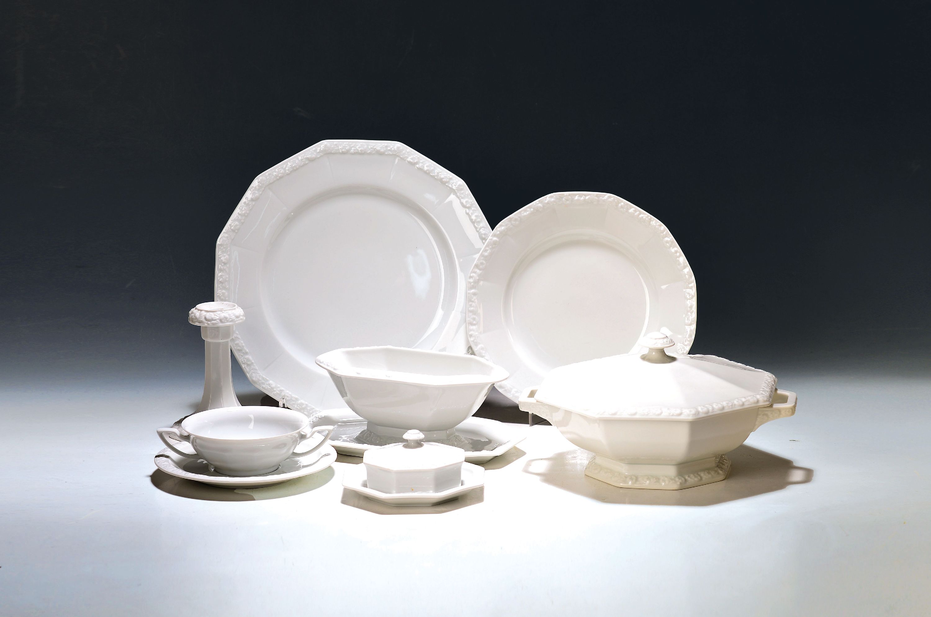 Image 27112241 - Umfangreiches Tafelservice, Rosenthal, Maria Weiß, 20. Jh., 8 Platzteller, 9 ...