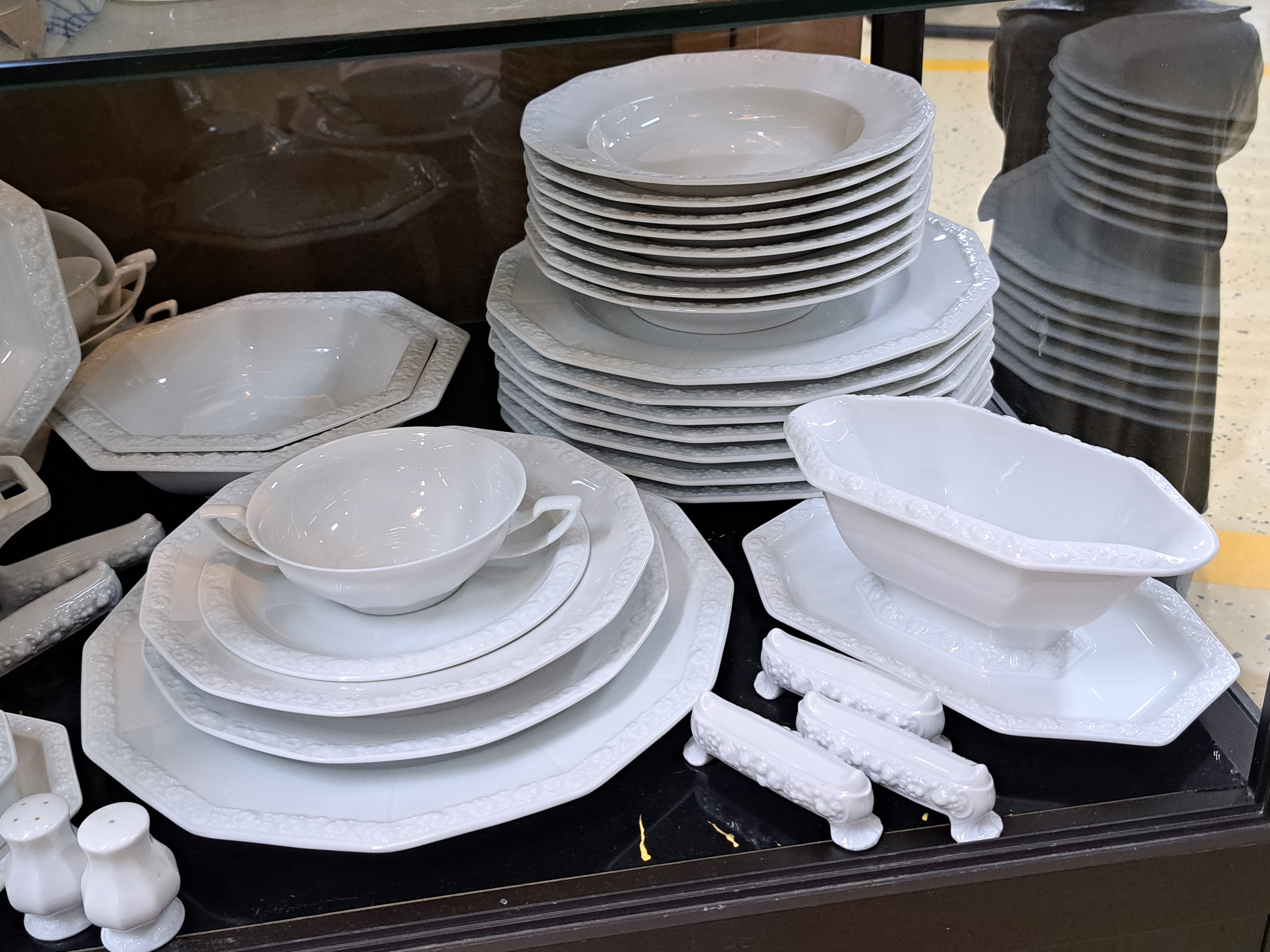 Detail a: Umfangreiches Tafelservice, Rosenthal, Maria Weiß, 20. Jh., 8 Platzteller, 9 Menueteller, 9 Suppenteller, 12 Suppentassen mit 8 Untertassen, 8 ...