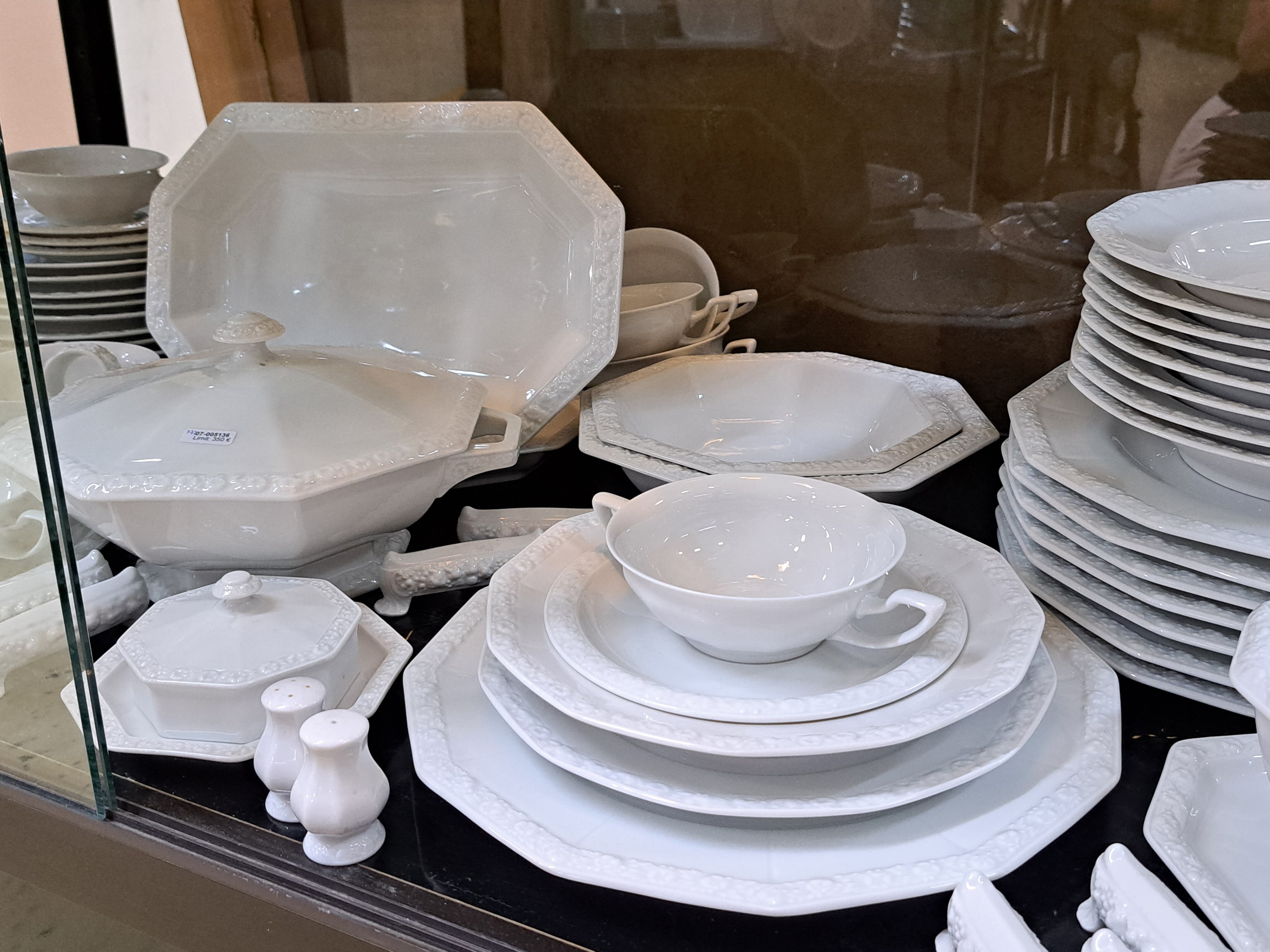 Detail b: Umfangreiches Tafelservice, Rosenthal, Maria Weiß, 20. Jh., 8 Platzteller, 9 Menueteller, 9 Suppenteller, 12 Suppentassen mit 8 Untertassen, 8 ...