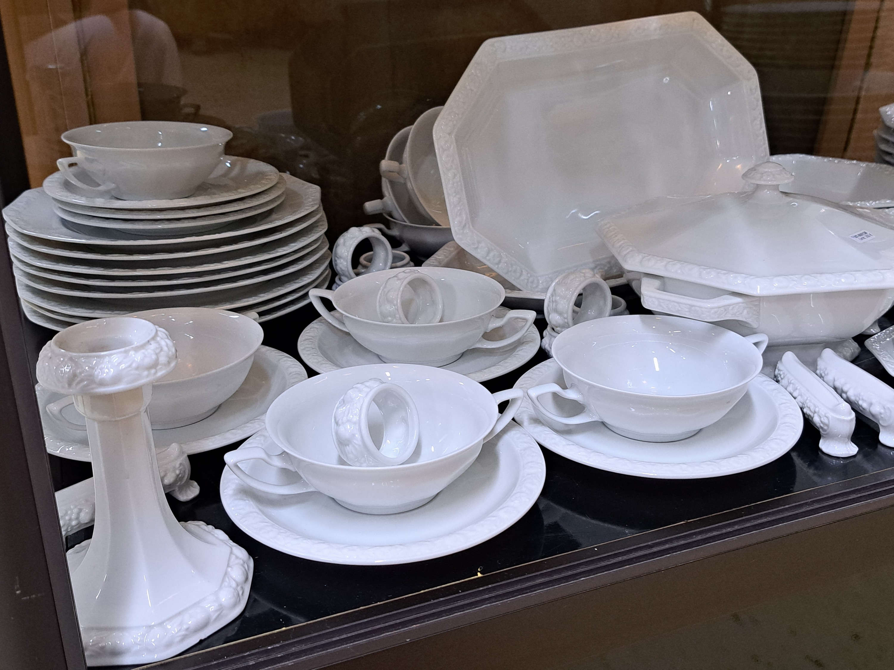 Detail c: Umfangreiches Tafelservice, Rosenthal, Maria Weiß, 20. Jh., 8 Platzteller, 9 Menueteller, 9 Suppenteller, 12 Suppentassen mit 8 Untertassen, 8 ...