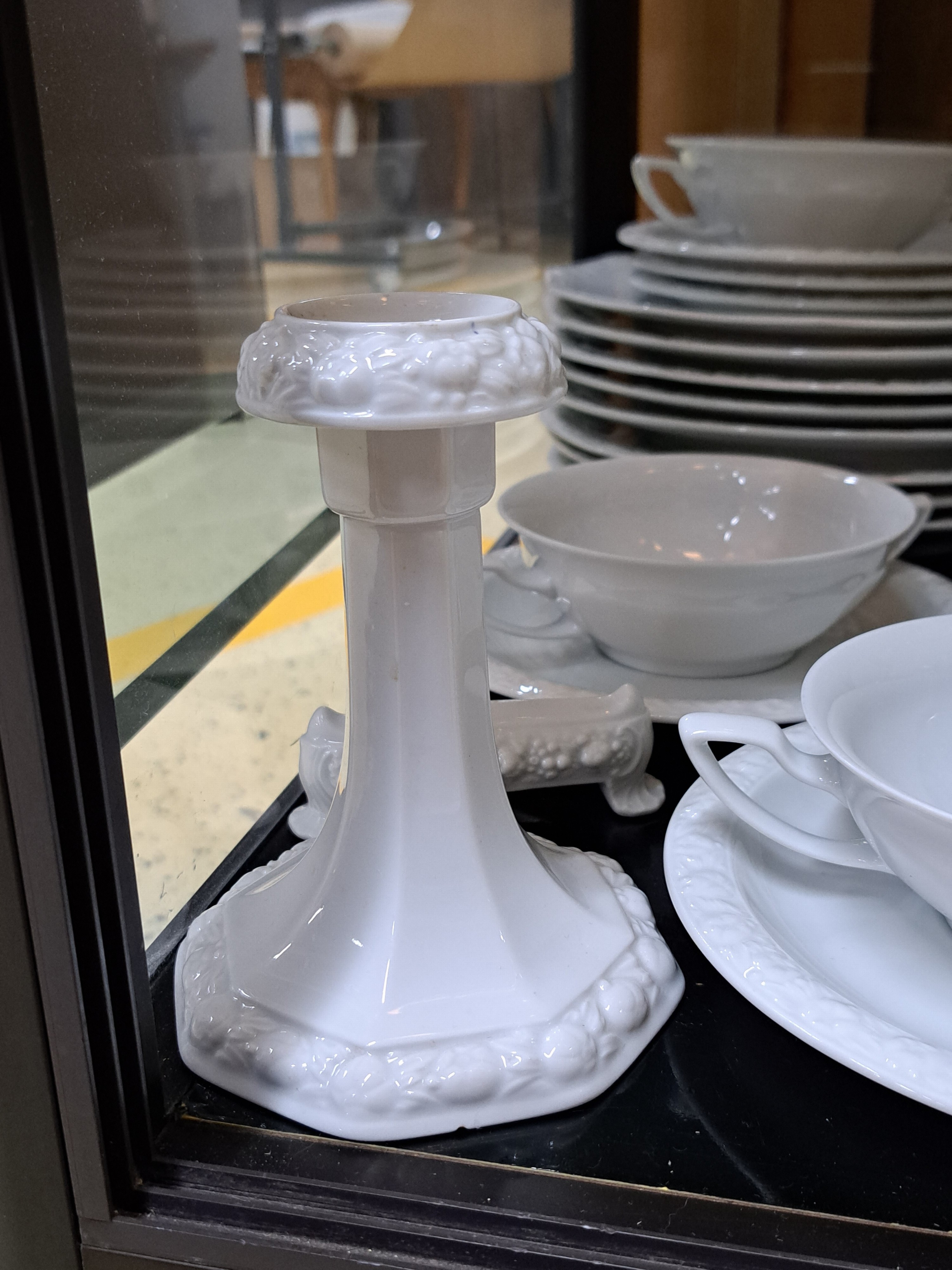 Detail d: Umfangreiches Tafelservice, Rosenthal, Maria Weiß, 20. Jh., 8 Platzteller, 9 Menueteller, 9 Suppenteller, 12 Suppentassen mit 8 Untertassen, 8 ...