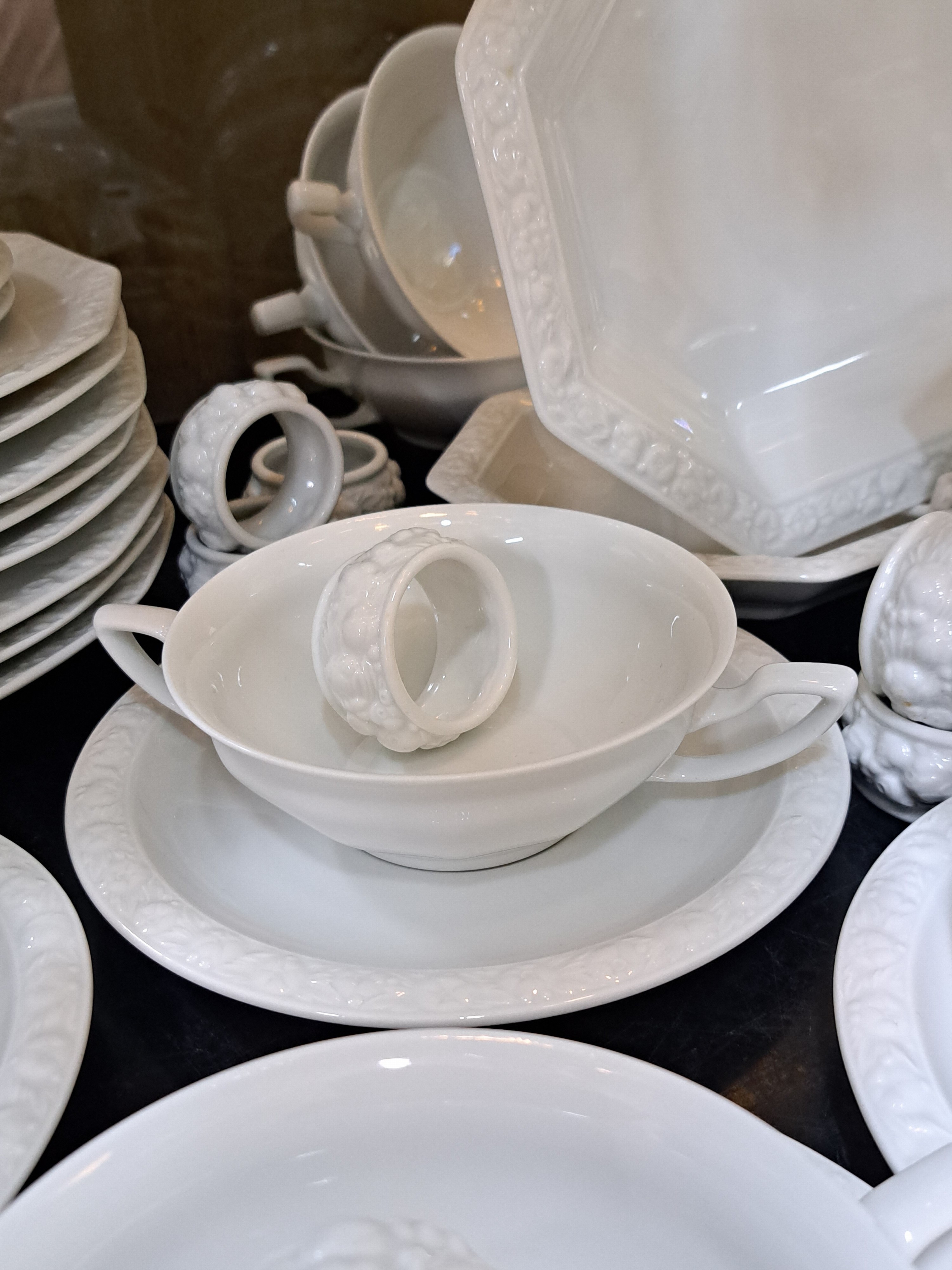 Detail e: Umfangreiches Tafelservice, Rosenthal, Maria Weiß, 20. Jh., 8 Platzteller, 9 Menueteller, 9 Suppenteller, 12 Suppentassen mit 8 Untertassen, 8 ...