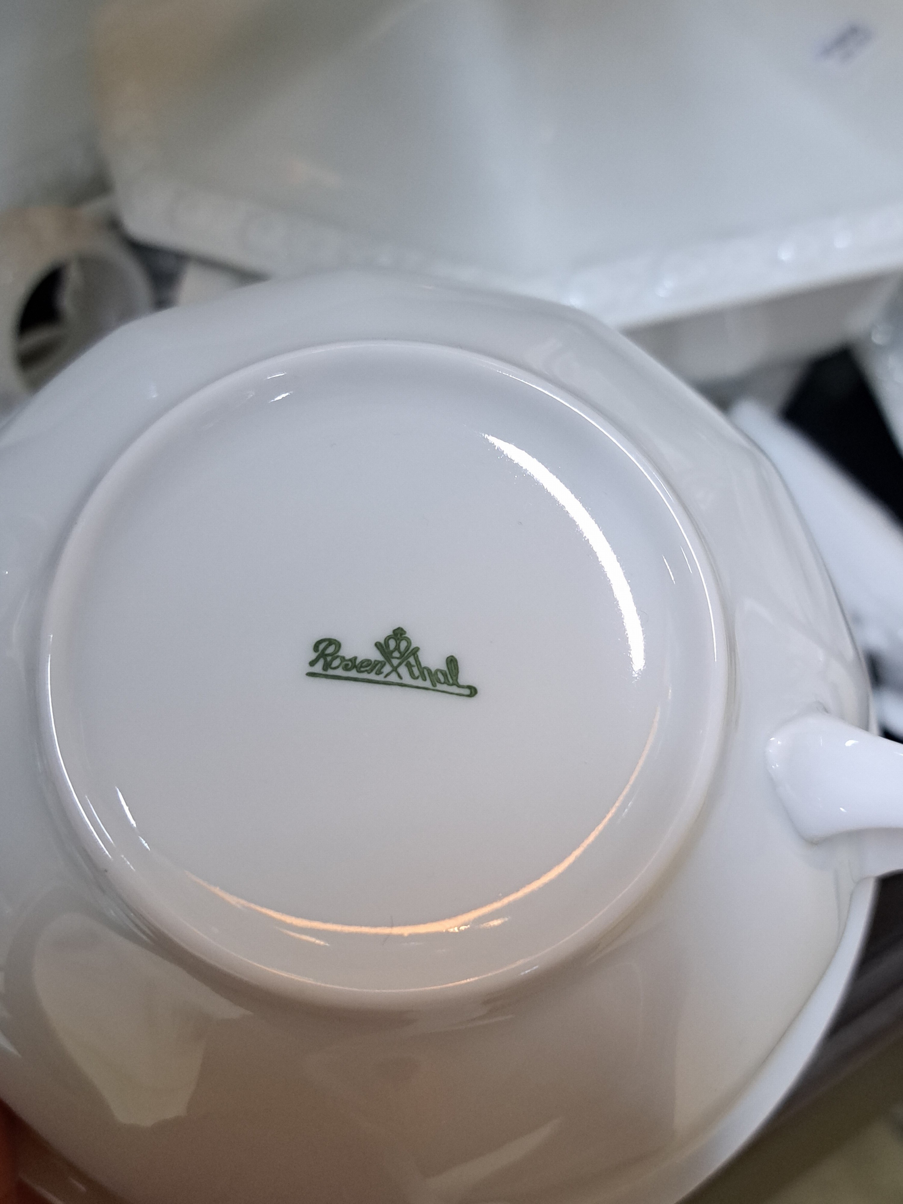 Detail f: Umfangreiches Tafelservice, Rosenthal, Maria Weiß, 20. Jh., 8 Platzteller, 9 Menueteller, 9 Suppenteller, 12 Suppentassen mit 8 Untertassen, 8 ...
