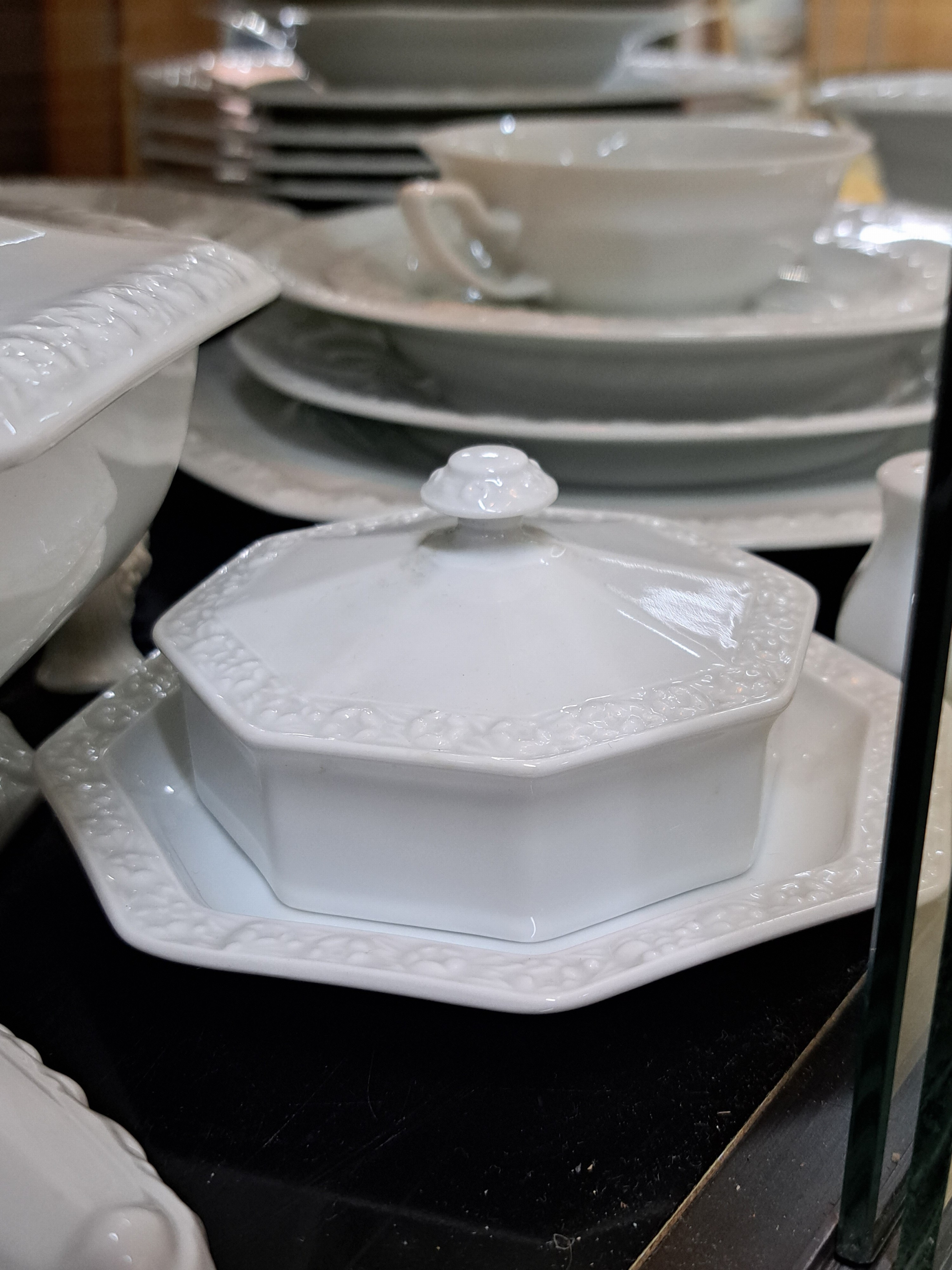 Detail g: Umfangreiches Tafelservice, Rosenthal, Maria Weiß, 20. Jh., 8 Platzteller, 9 Menueteller, 9 Suppenteller, 12 Suppentassen mit 8 Untertassen, 8 ...