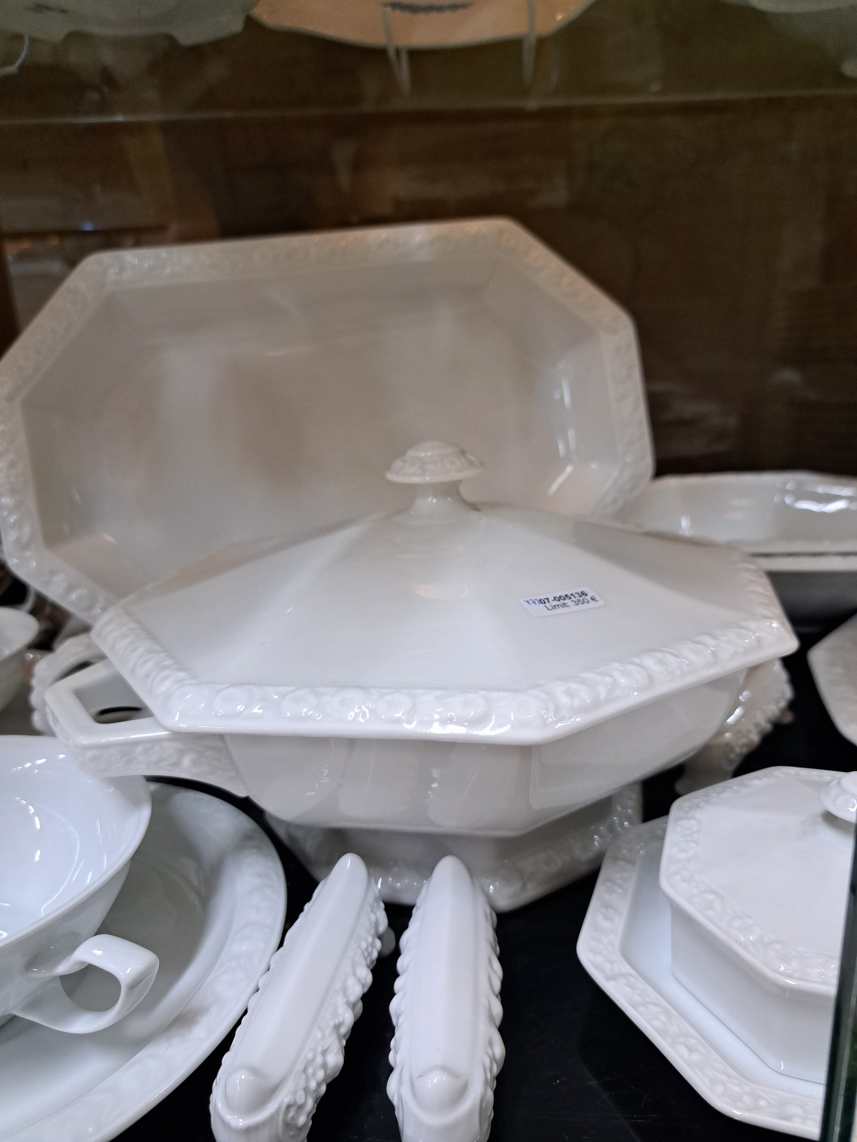 Detail h: Umfangreiches Tafelservice, Rosenthal, Maria Weiß, 20. Jh., 8 Platzteller, 9 Menueteller, 9 Suppenteller, 12 Suppentassen mit 8 Untertassen, 8 ...