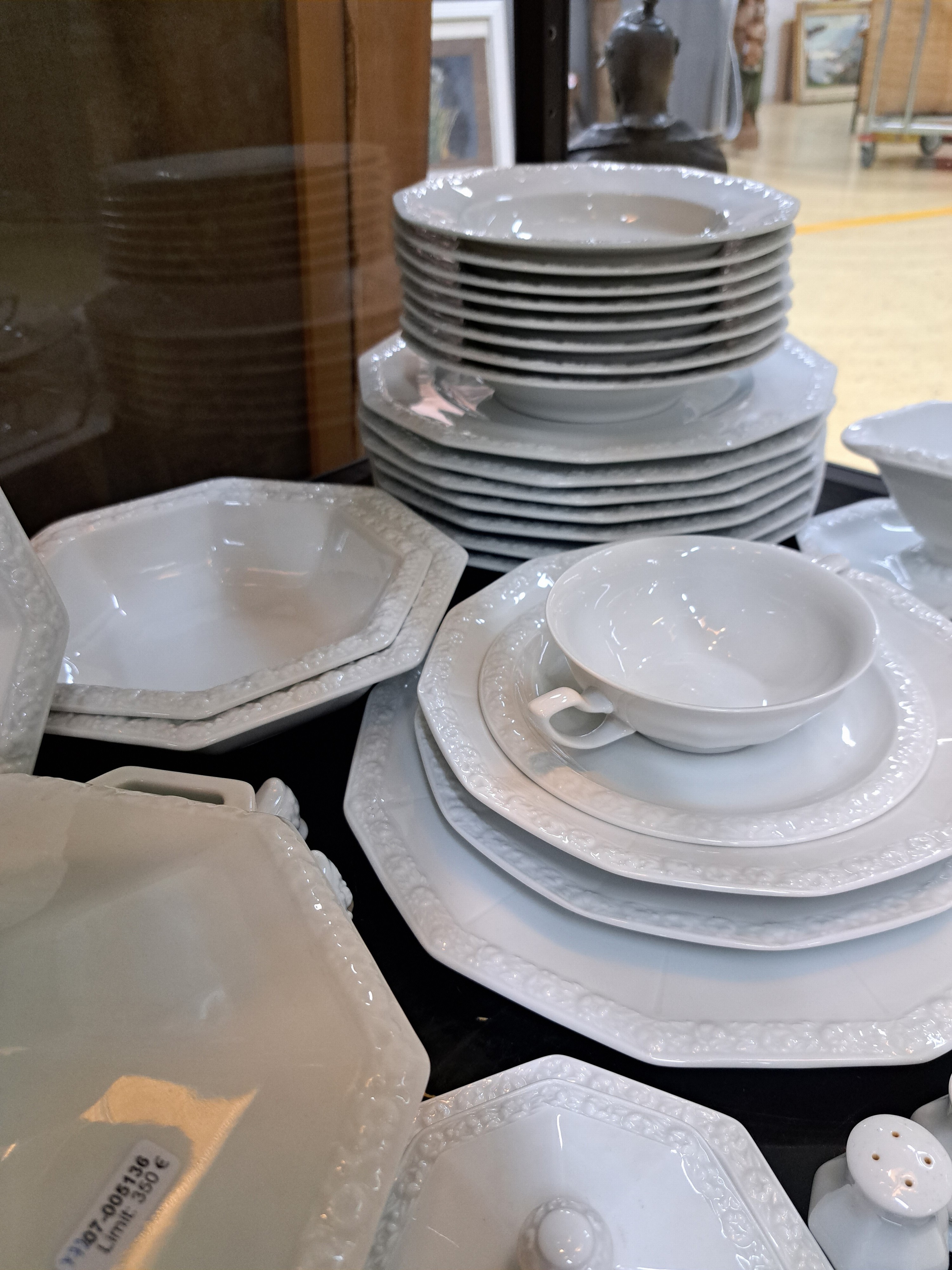 Detail i: Umfangreiches Tafelservice, Rosenthal, Maria Weiß, 20. Jh., 8 Platzteller, 9 Menueteller, 9 Suppenteller, 12 Suppentassen mit 8 Untertassen, 8 ...