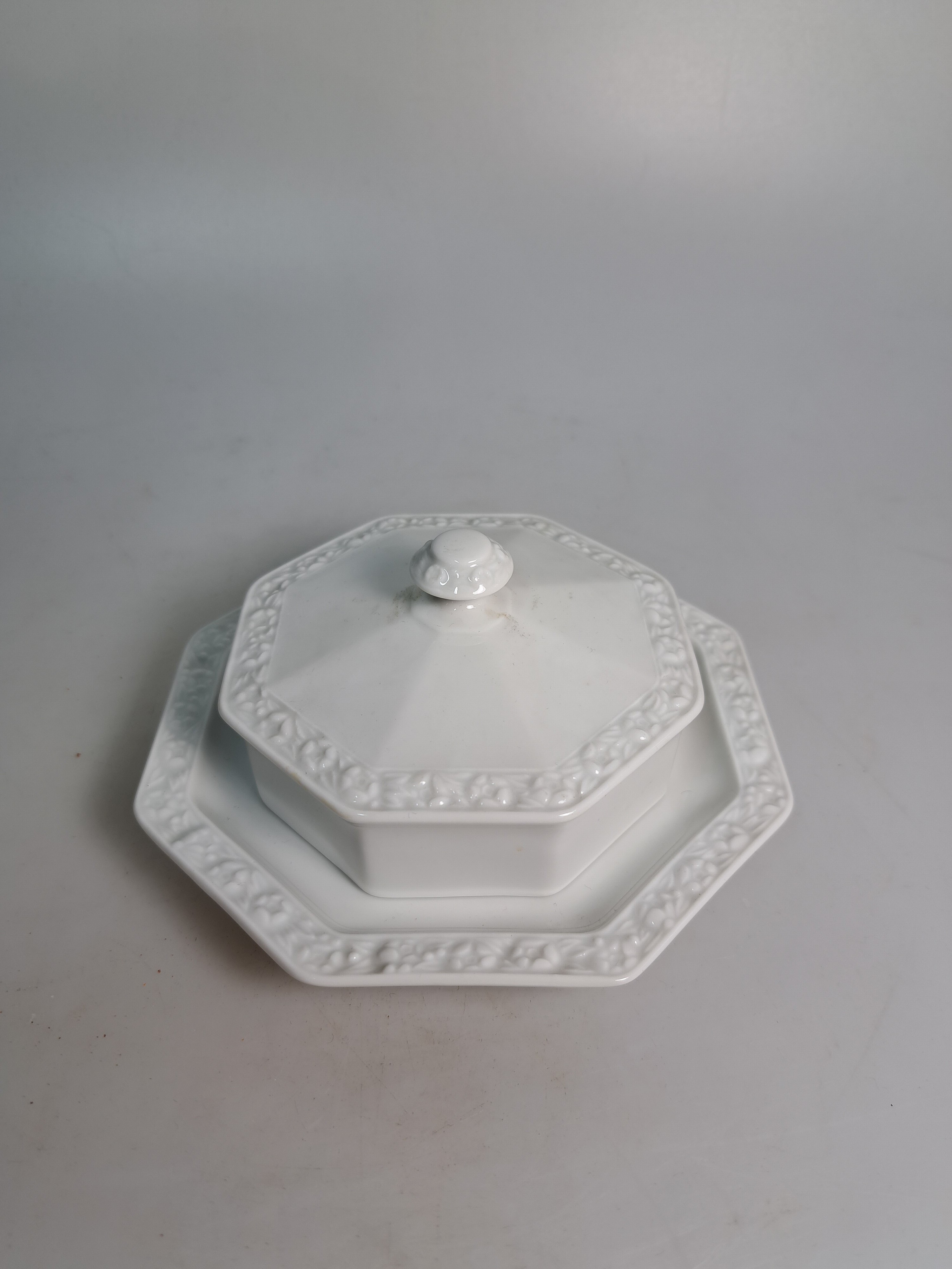 Detail j: Umfangreiches Tafelservice, Rosenthal, Maria Weiß, 20. Jh., 8 Platzteller, 9 Menueteller, 9 Suppenteller, 12 Suppentassen mit 8 Untertassen, 8 ...
