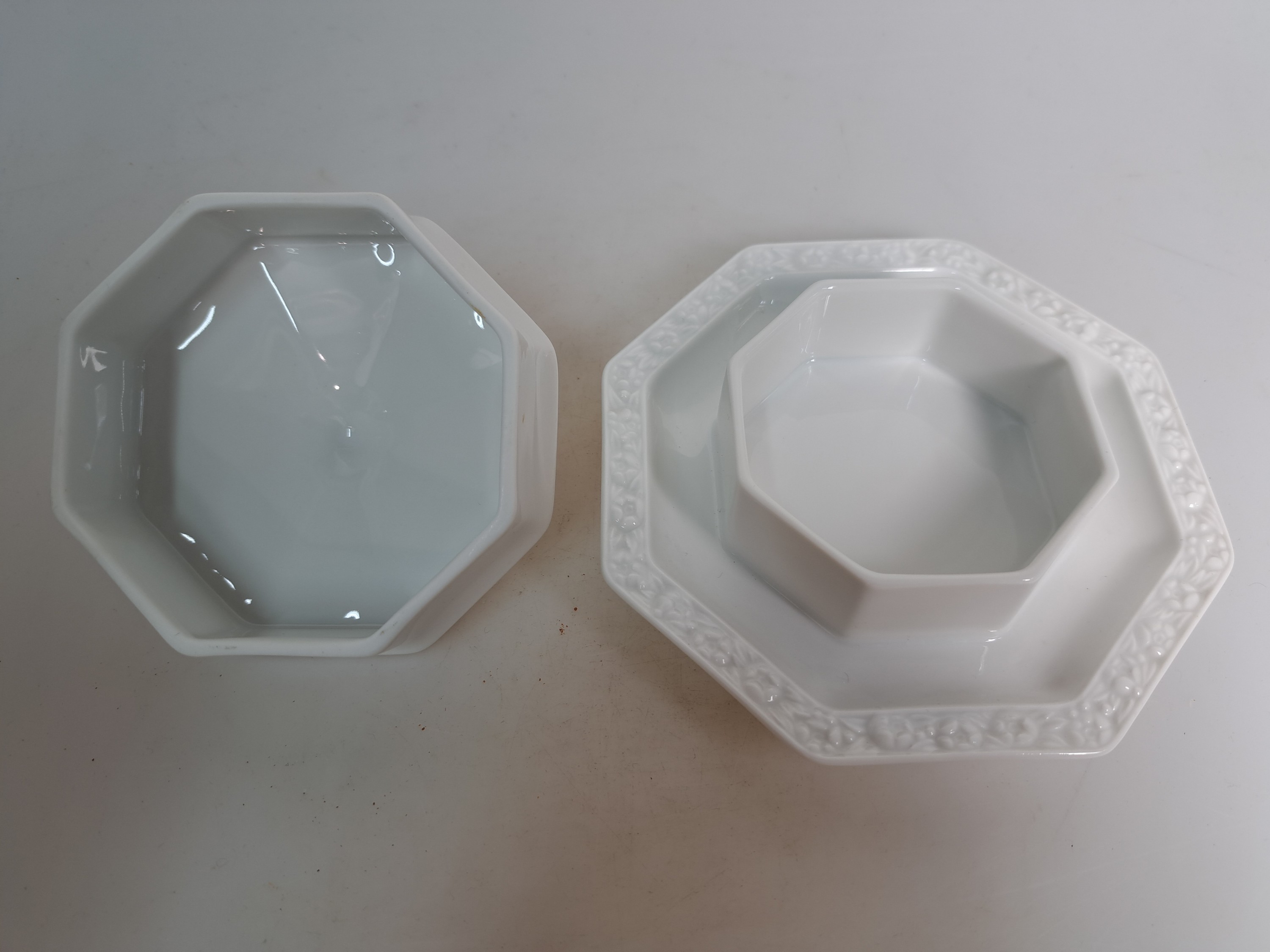 Detail l: Umfangreiches Tafelservice, Rosenthal, Maria Weiß, 20. Jh., 8 Platzteller, 9 Menueteller, 9 Suppenteller, 12 Suppentassen mit 8 Untertassen, 8 ...