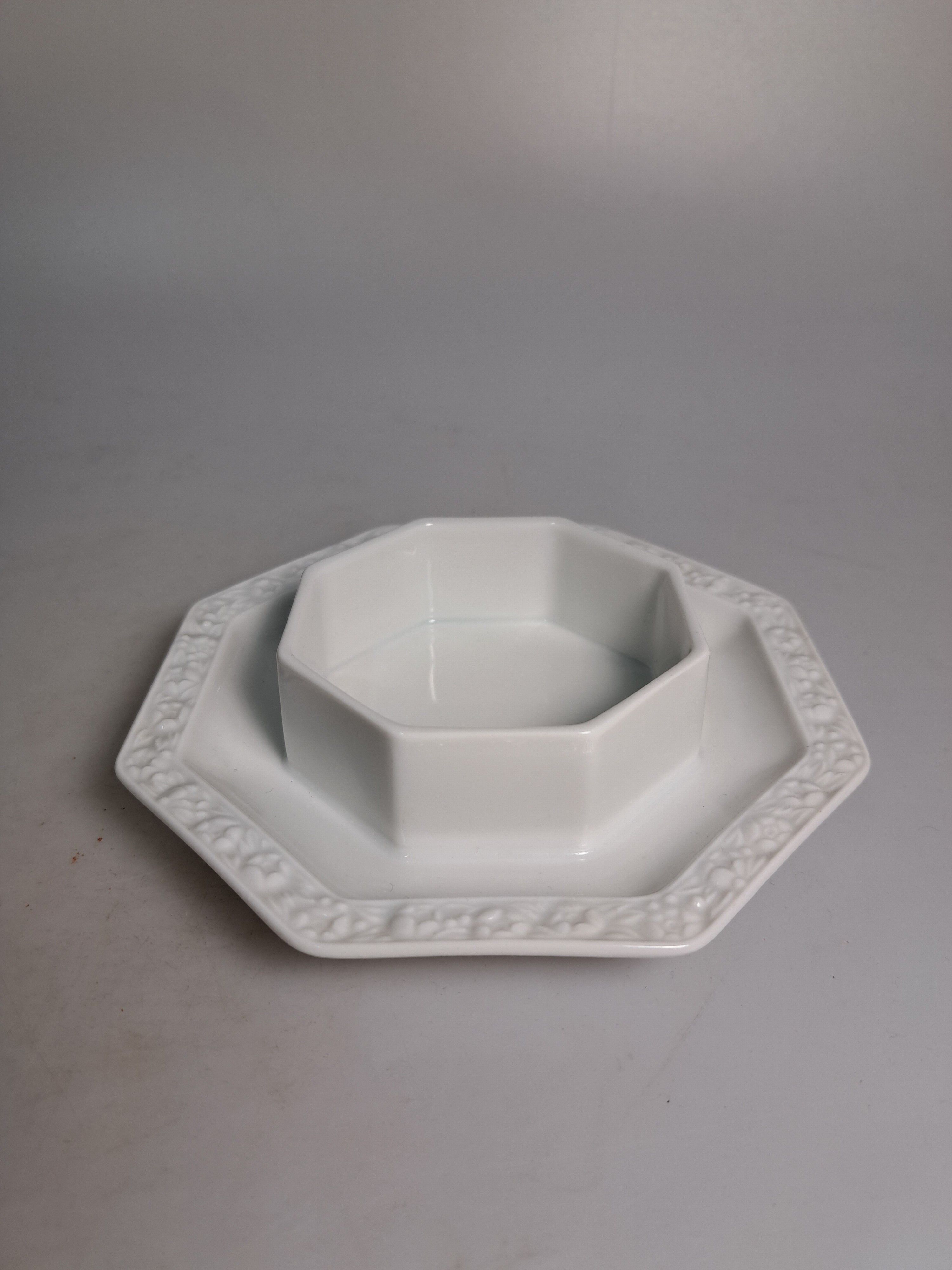 Detail m: Umfangreiches Tafelservice, Rosenthal, Maria Weiß, 20. Jh., 8 Platzteller, 9 Menueteller, 9 Suppenteller, 12 Suppentassen mit 8 Untertassen, 8 ...