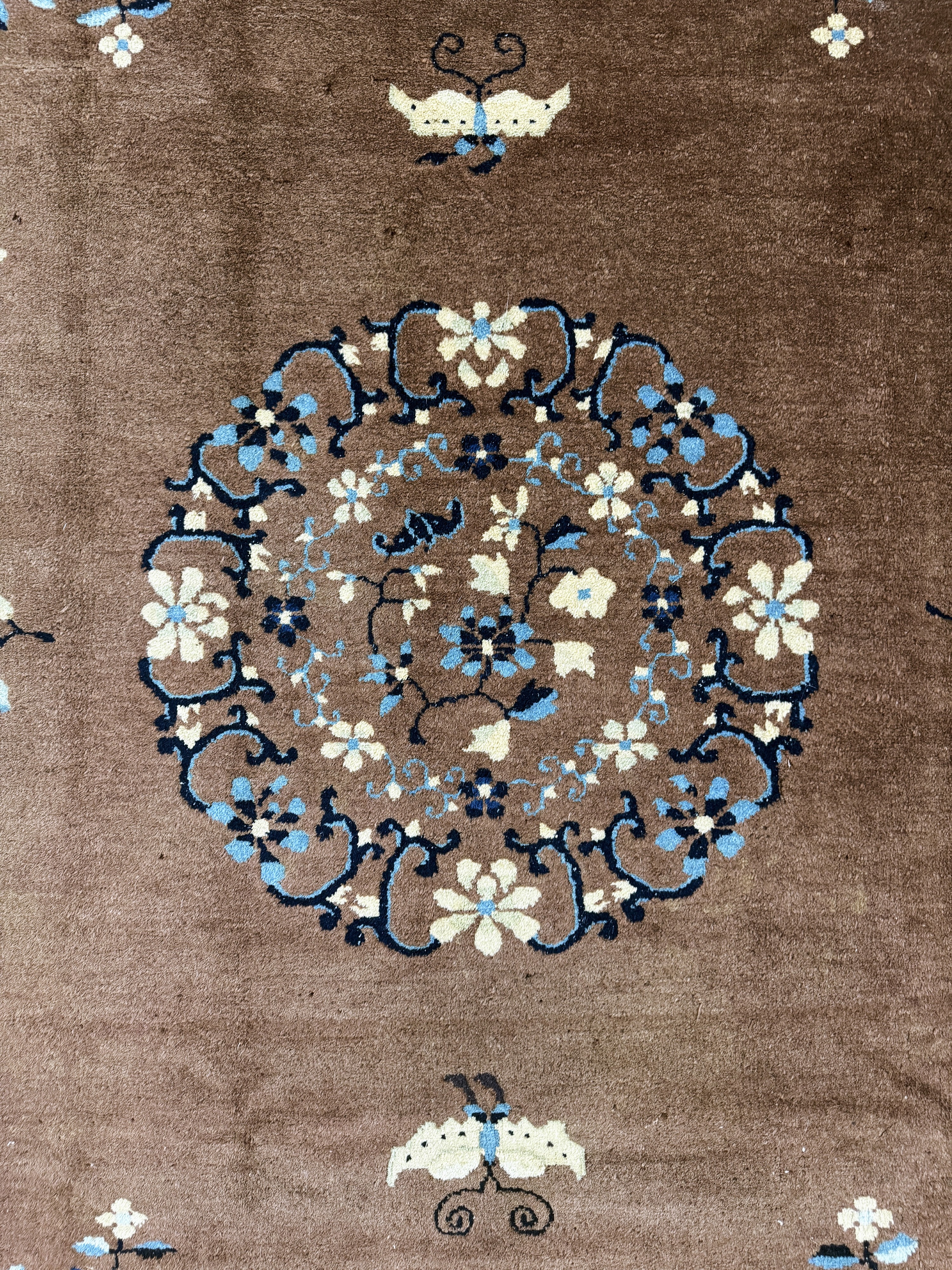 Detail d: Peking antik, China, um 1900, Wolle auf Baumwolle, ca. 295 x 220 cm, leichter Mottenfraß, EHZ: 3(gereinigt)