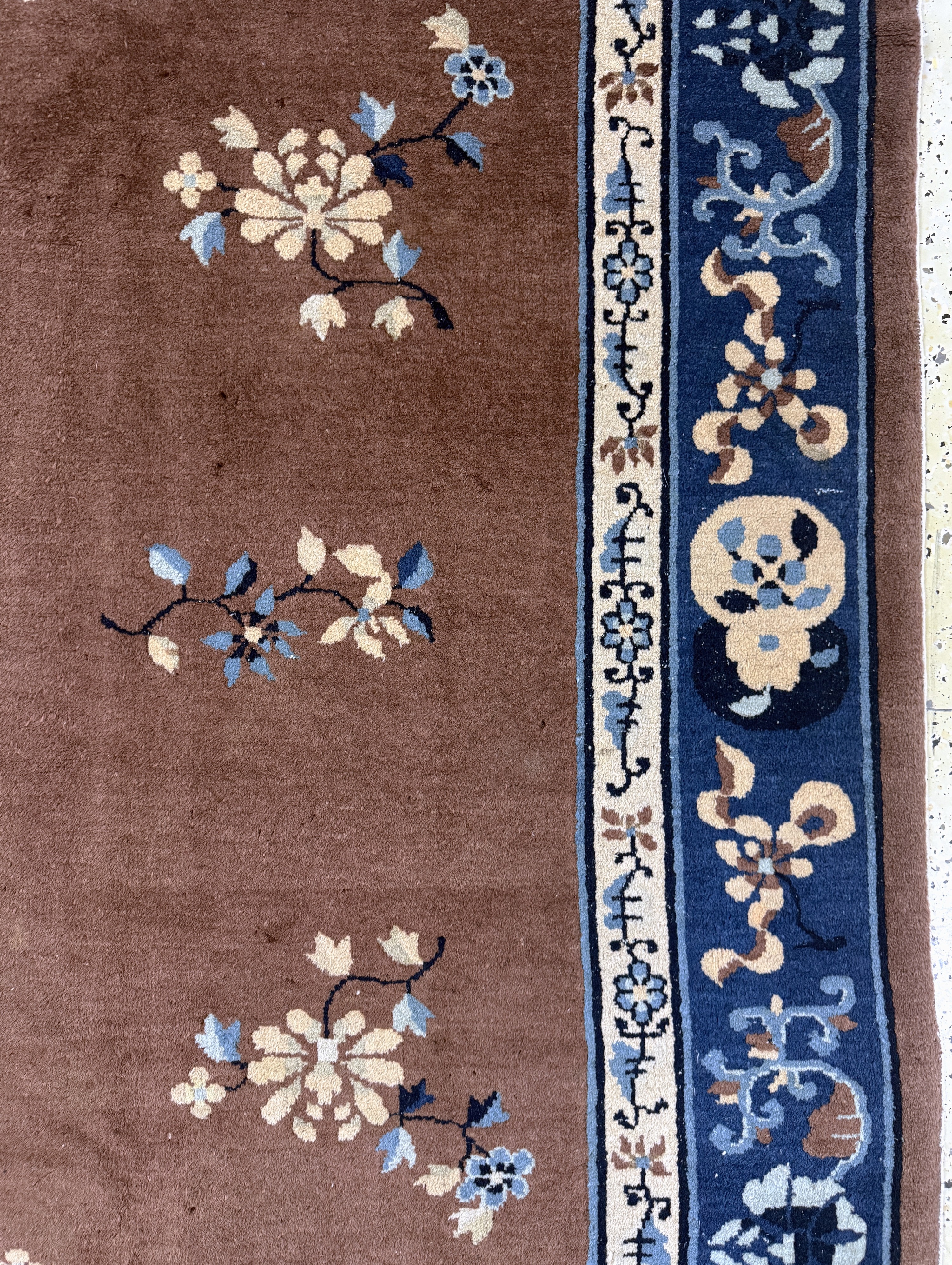 Detail e: Peking antik, China, um 1900, Wolle auf Baumwolle, ca. 295 x 220 cm, leichter Mottenfraß, EHZ: 3(gereinigt)