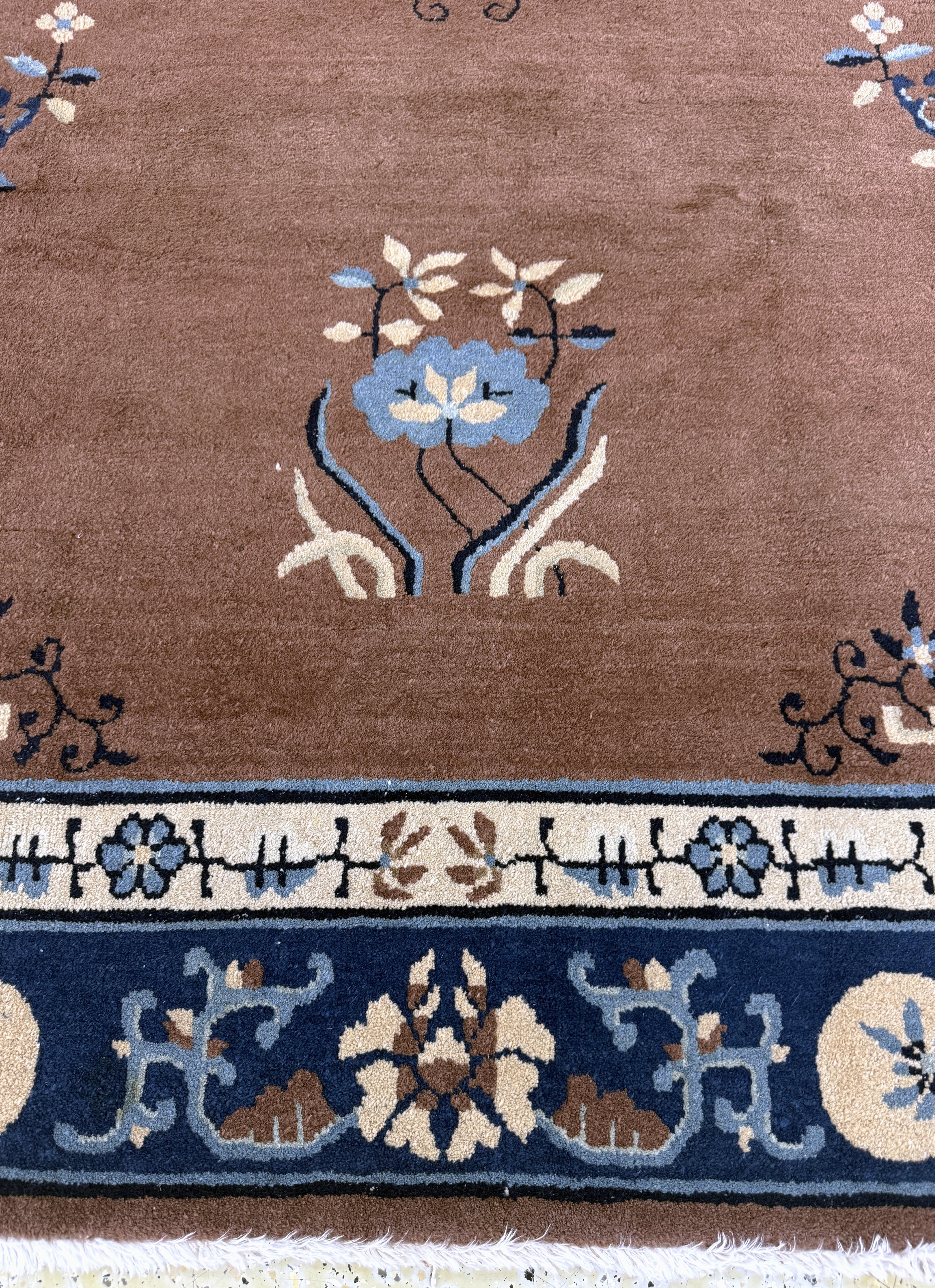 Detail g: Peking antik, China, um 1900, Wolle auf Baumwolle, ca. 295 x 220 cm, leichter Mottenfraß, EHZ: 3(gereinigt)