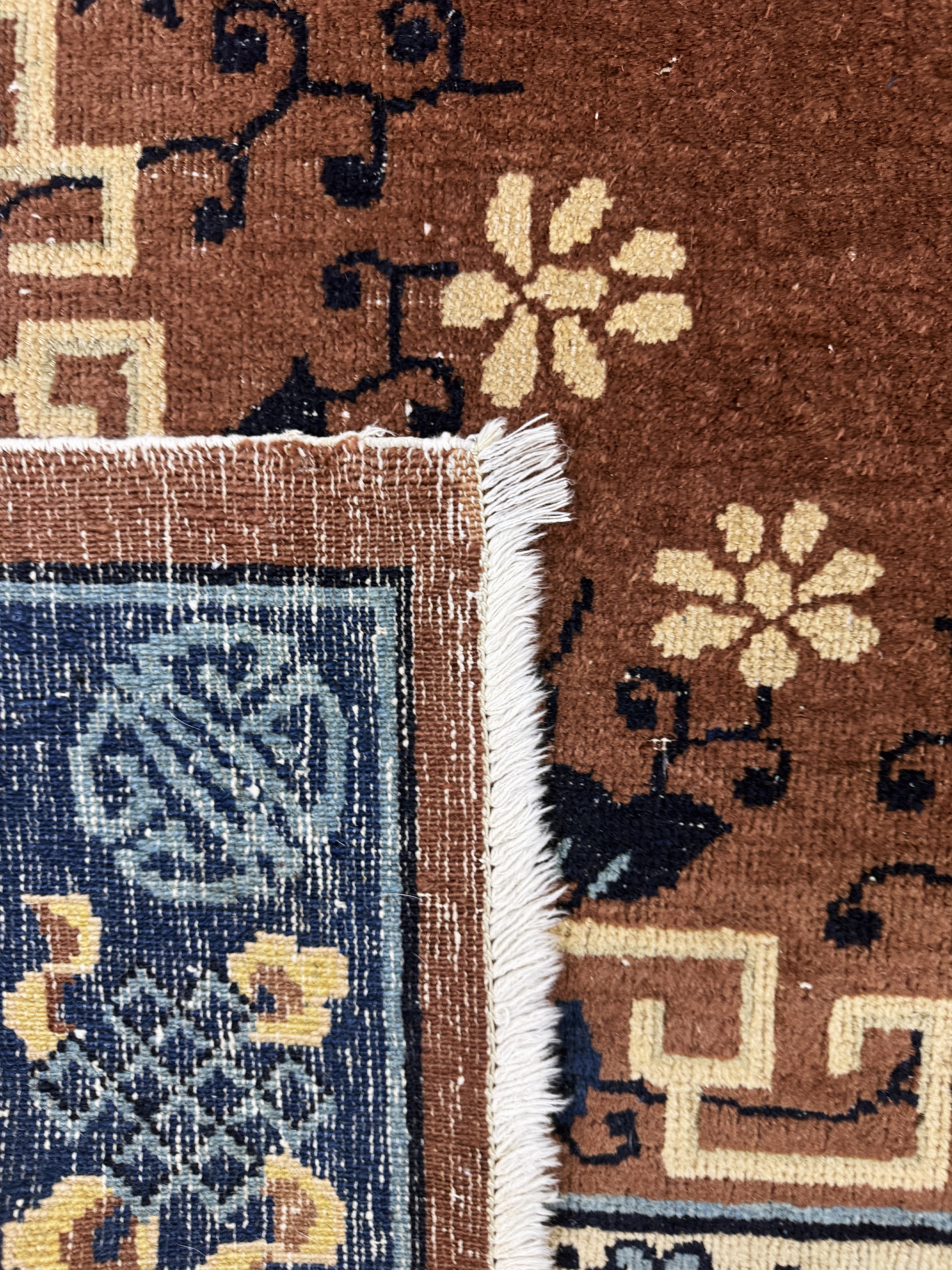 Detail j: Peking antik, China, um 1900, Wolle auf Baumwolle, ca. 295 x 220 cm, leichter Mottenfraß, EHZ: 3(gereinigt)