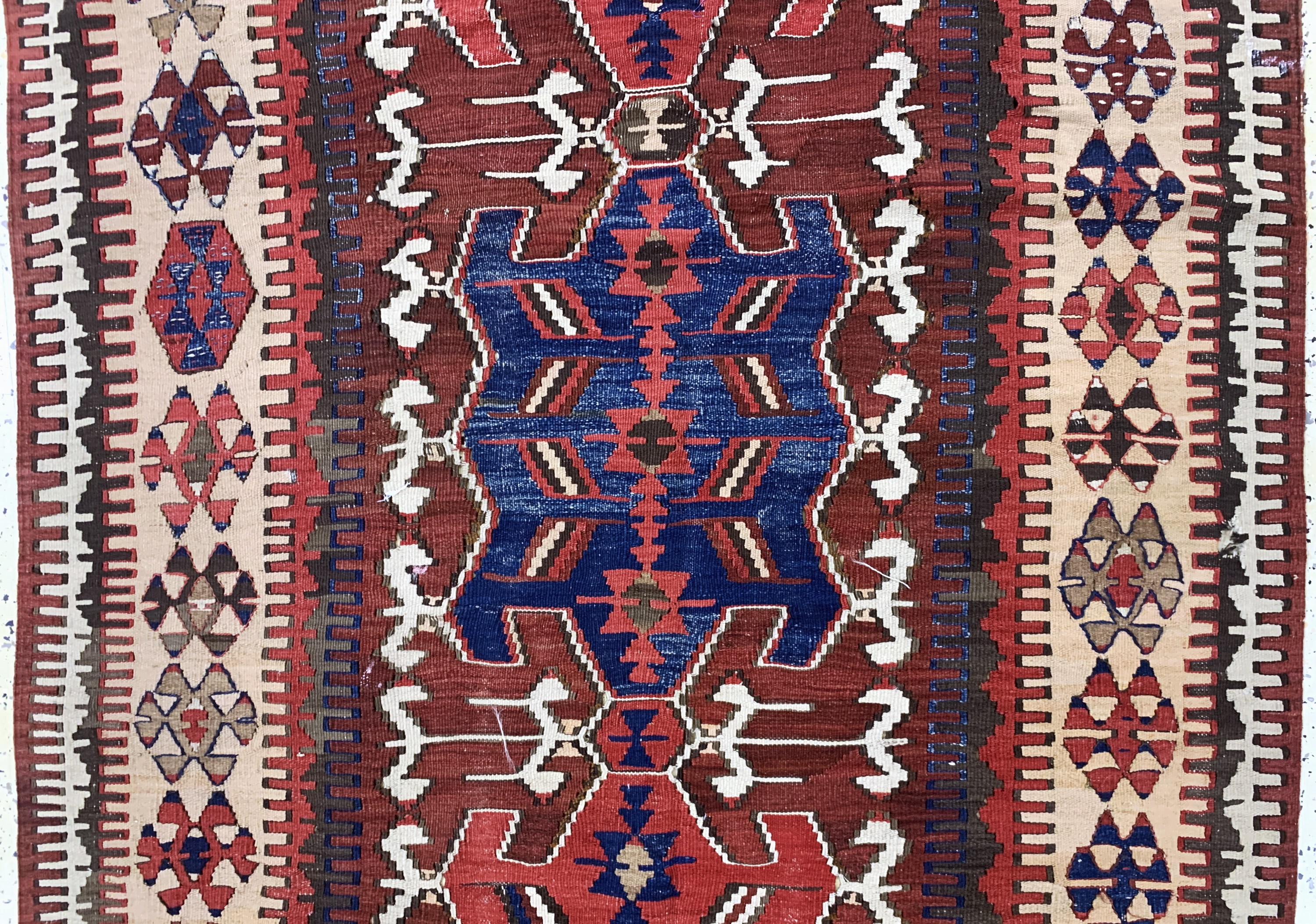 Detail b: Antiker Kelim, Kaukasus, 19.Jhd, Wolle auf Wolle, ca. 420 x 135 cm, EHZ: 2, (kleine Löcher)