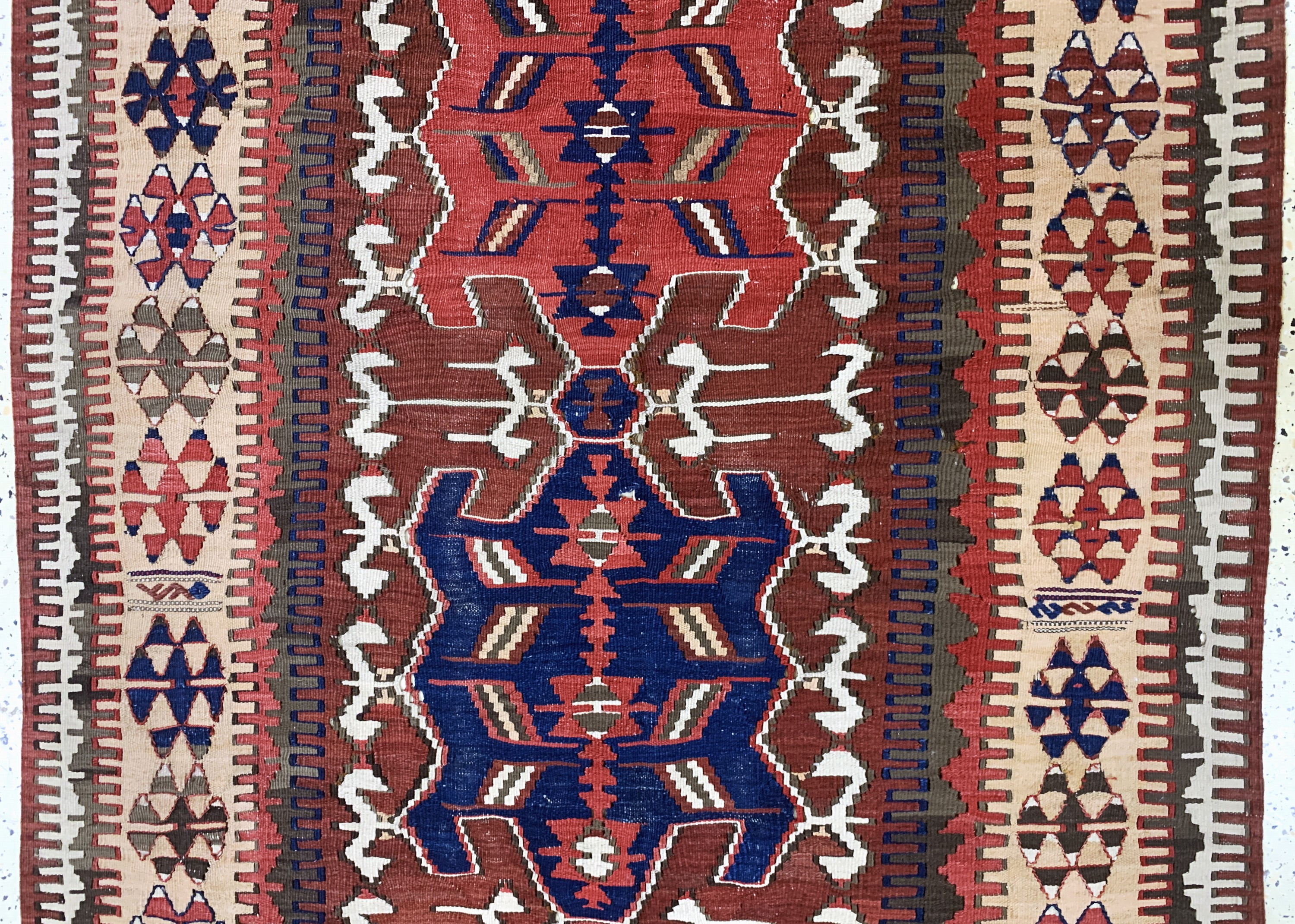 Detail c: Antiker Kelim, Kaukasus, 19.Jhd, Wolle auf Wolle, ca. 420 x 135 cm, EHZ: 2, (kleine Löcher)