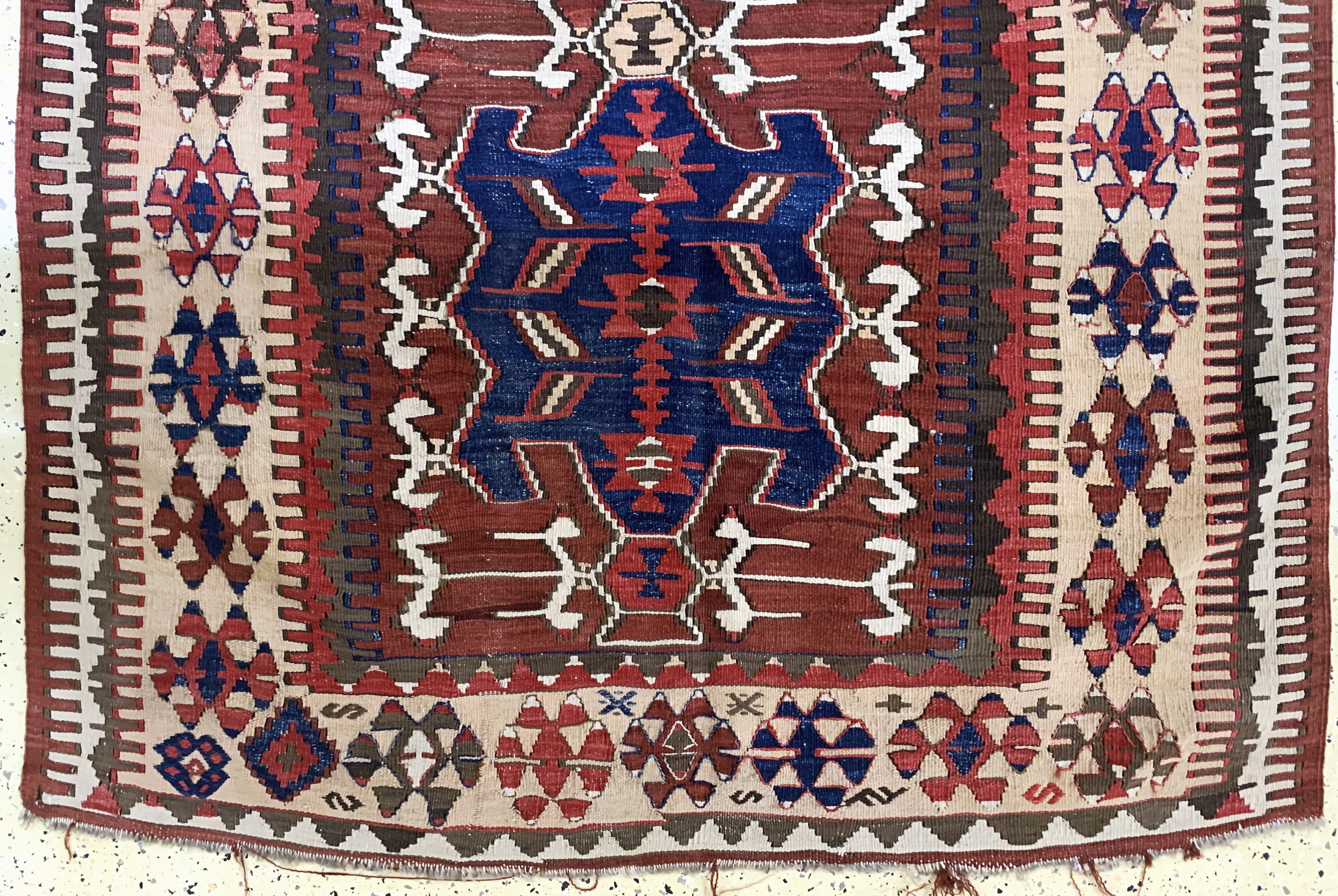 Detail e: Antiker Kelim, Kaukasus, 19.Jhd, Wolle auf Wolle, ca. 420 x 135 cm, EHZ: 2, (kleine Löcher)
