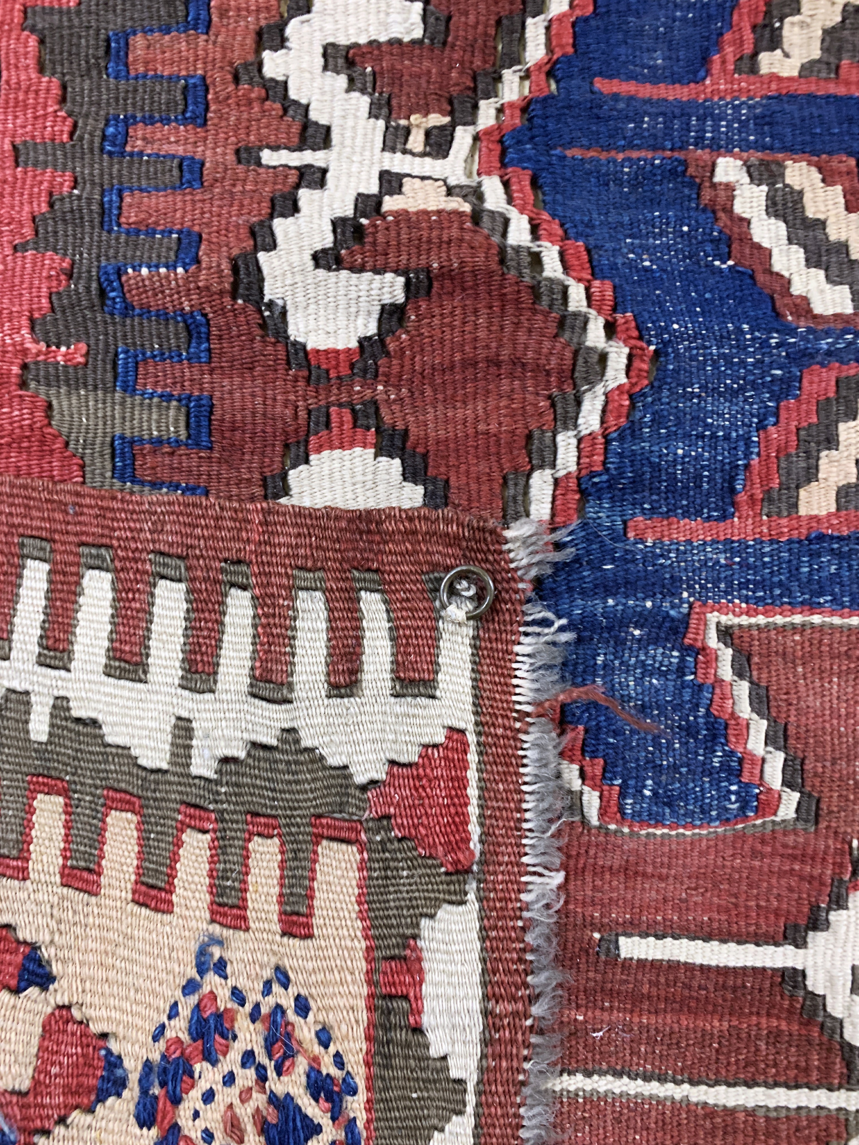Detail h: Antiker Kelim, Kaukasus, 19.Jhd, Wolle auf Wolle, ca. 420 x 135 cm, EHZ: 2, (kleine Löcher)