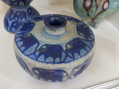 27112214f - 3 Vasen von Eva Fritz-Lindner (1933-2017), Karlsruher Majolika, 2x blau glasiert mit ...