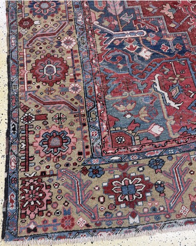 27112219c - Antiker Heriz, Persien, 19.Jhd, Wolle auf Baumwolle, ca. 415 x 340 cm, Mottenfraß, ...
