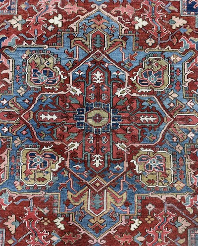 27112219e - Antiker Heriz, Persien, 19.Jhd, Wolle auf Baumwolle, ca. 415 x 340 cm, Mottenfraß, ...