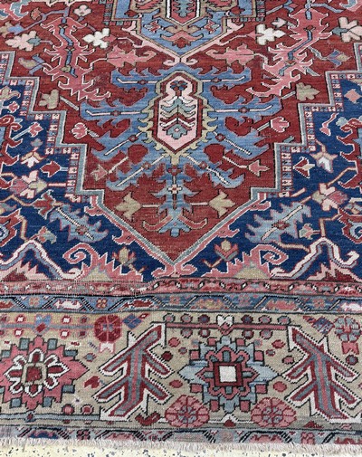 27112219h - Antiker Heriz, Persien, 19.Jhd, Wolle auf Baumwolle, ca. 415 x 340 cm, Mottenfraß, ...