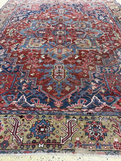 27112219j - Antiker Heriz, Persien, 19.Jhd, Wolle auf Baumwolle, ca. 415 x 340 cm, Mottenfraß, ...
