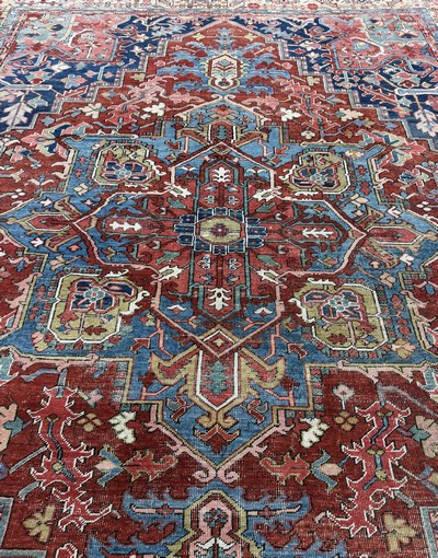 27112219l - Antiker Heriz, Persien, 19.Jhd, Wolle auf Baumwolle, ca. 415 x 340 cm, Mottenfraß, ...