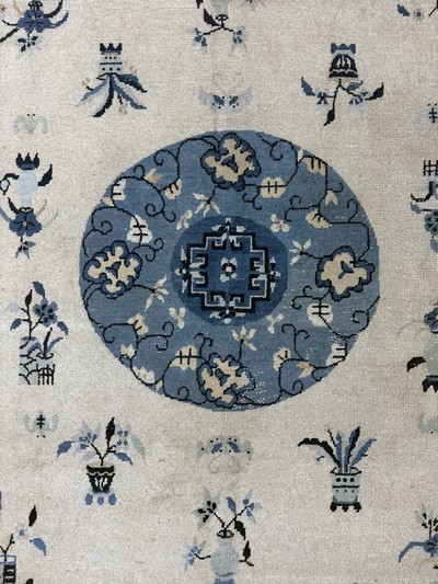 27112234d - Peking antik, China, um 1900, Wolle auf Baumwolle, ca. 385 x 305 cm, Mottenfraß, EHZ: ...