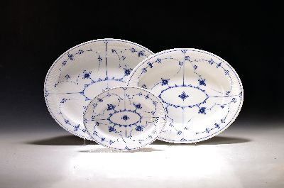Image 3 ovale Platten, Königlich Kopenhagen, 20. Jh., 2.Wahl, blaue Strohblumenmalerei unter ...