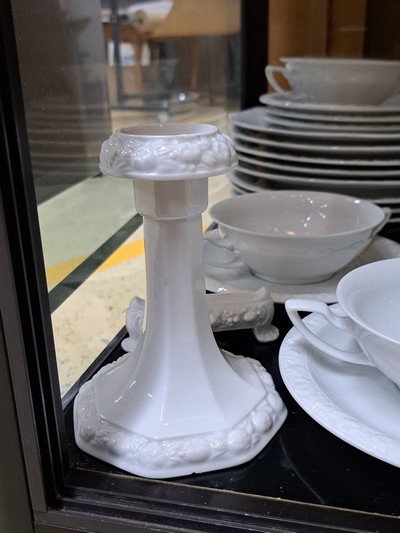 27112241d - Extensive dinner service, Rosenthal, Maria Weiß, 20th century, 8 charger plates, 9 menu ...