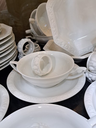 27112241e - Extensive dinner service, Rosenthal, Maria Weiß, 20th century, 8 charger plates, 9 menu ...