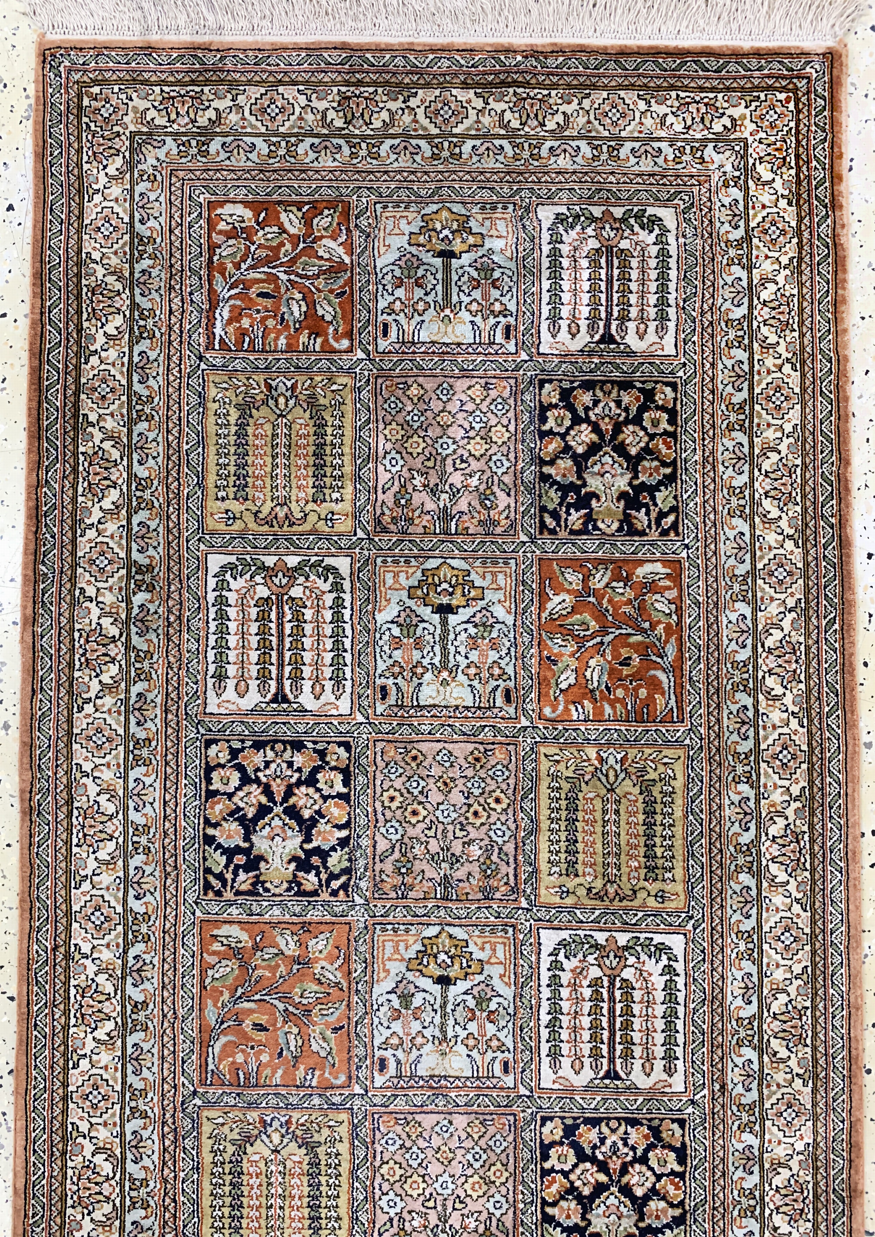 Detail a: Kaschmir Seide, Indien, Ende 20.Jhd, Seide auf Baumwolle, ca. 300 x 77 cm, Reinigungsbedürftig, EHZ: 1-2