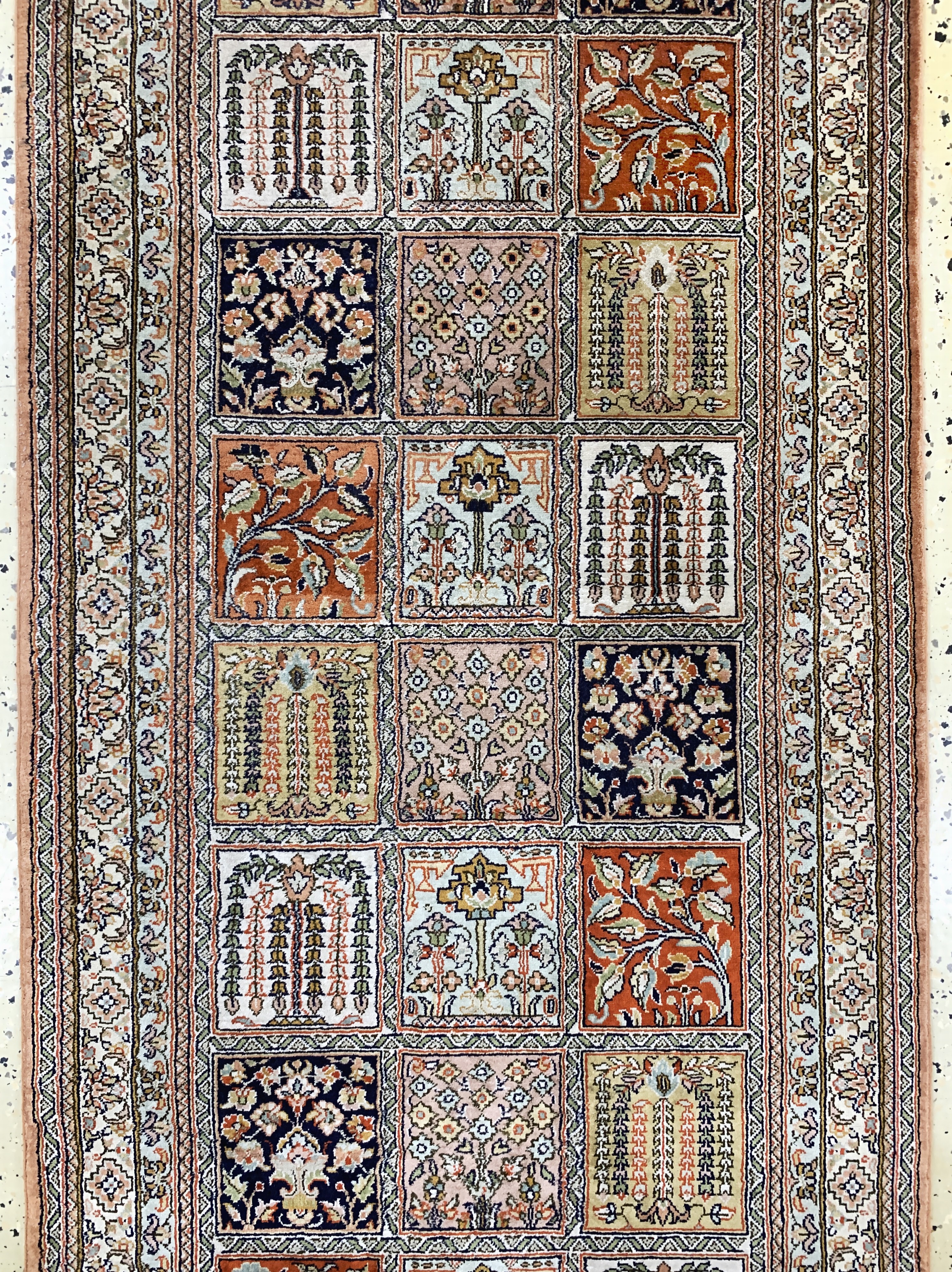 Detail b: Kaschmir Seide, Indien, Ende 20.Jhd, Seide auf Baumwolle, ca. 300 x 77 cm, Reinigungsbedürftig, EHZ: 1-2