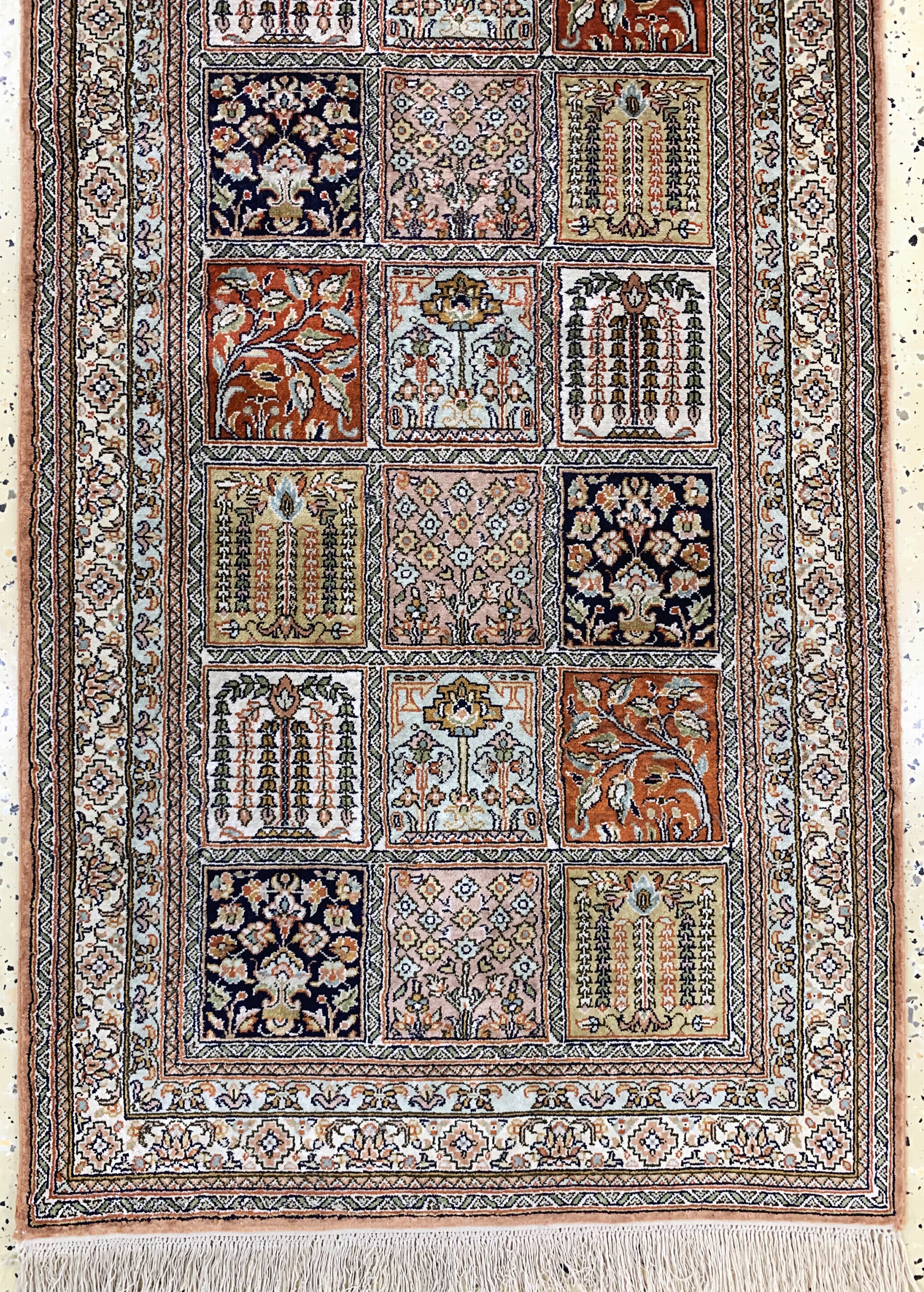 Detail c: Kaschmir Seide, Indien, Ende 20.Jhd, Seide auf Baumwolle, ca. 300 x 77 cm, Reinigungsbedürftig, EHZ: 1-2