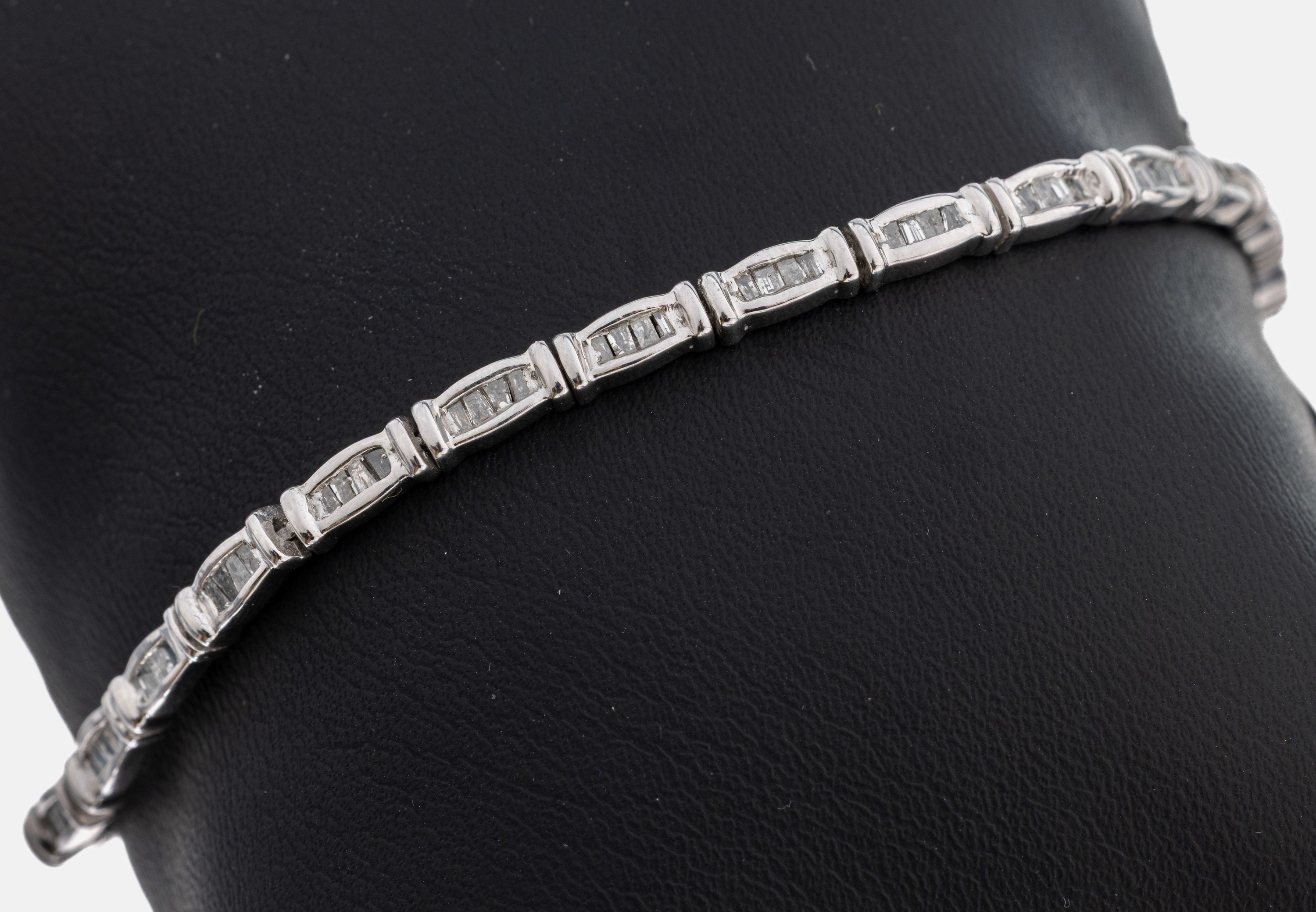 Image 27112451 - Diamant-Armband, 925er Silber, 109 Diamantbaguettes zus. ca. 2.50 ct Weiß-get. ...