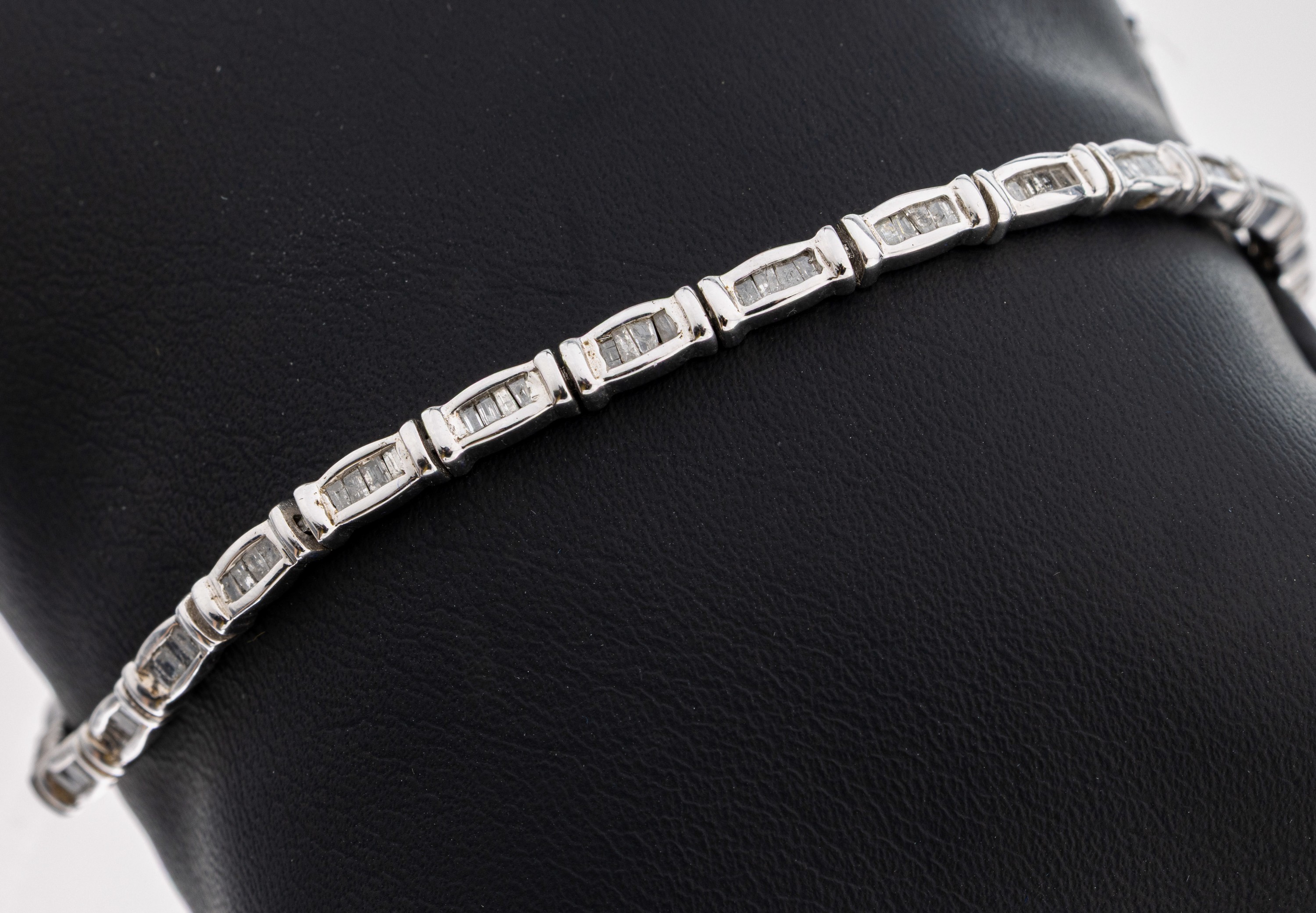 Image 27112452 - Diamant-Armband, 925er Silber, 128 Diamantbaguettes zus. ca. 2.50 ct Weiß-get. ...