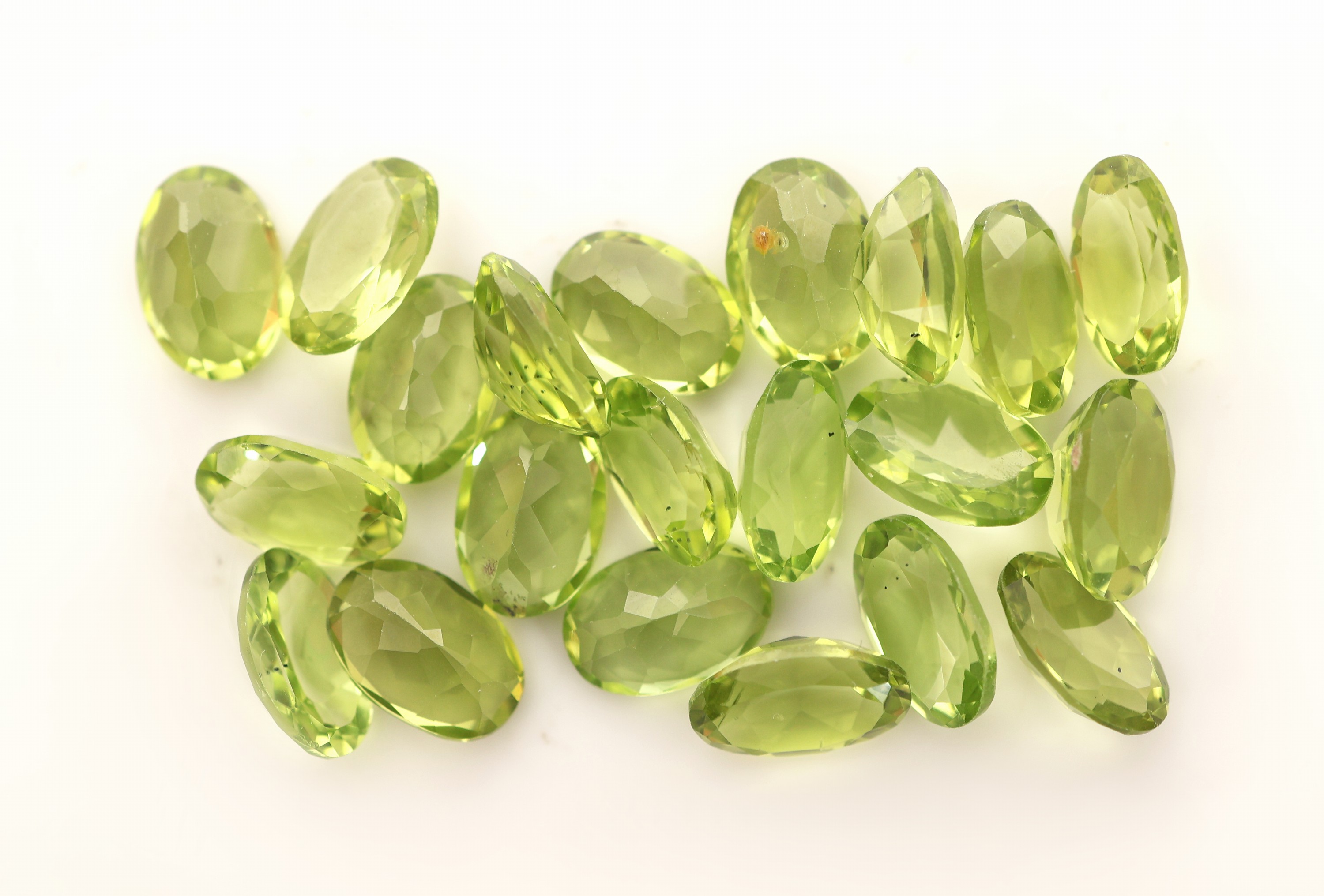 Image 27112453 - Lot 21 lose Peridots, zus. ca. 10.64 ct, ovalfacett. Schätzpreis: 980, - EUR