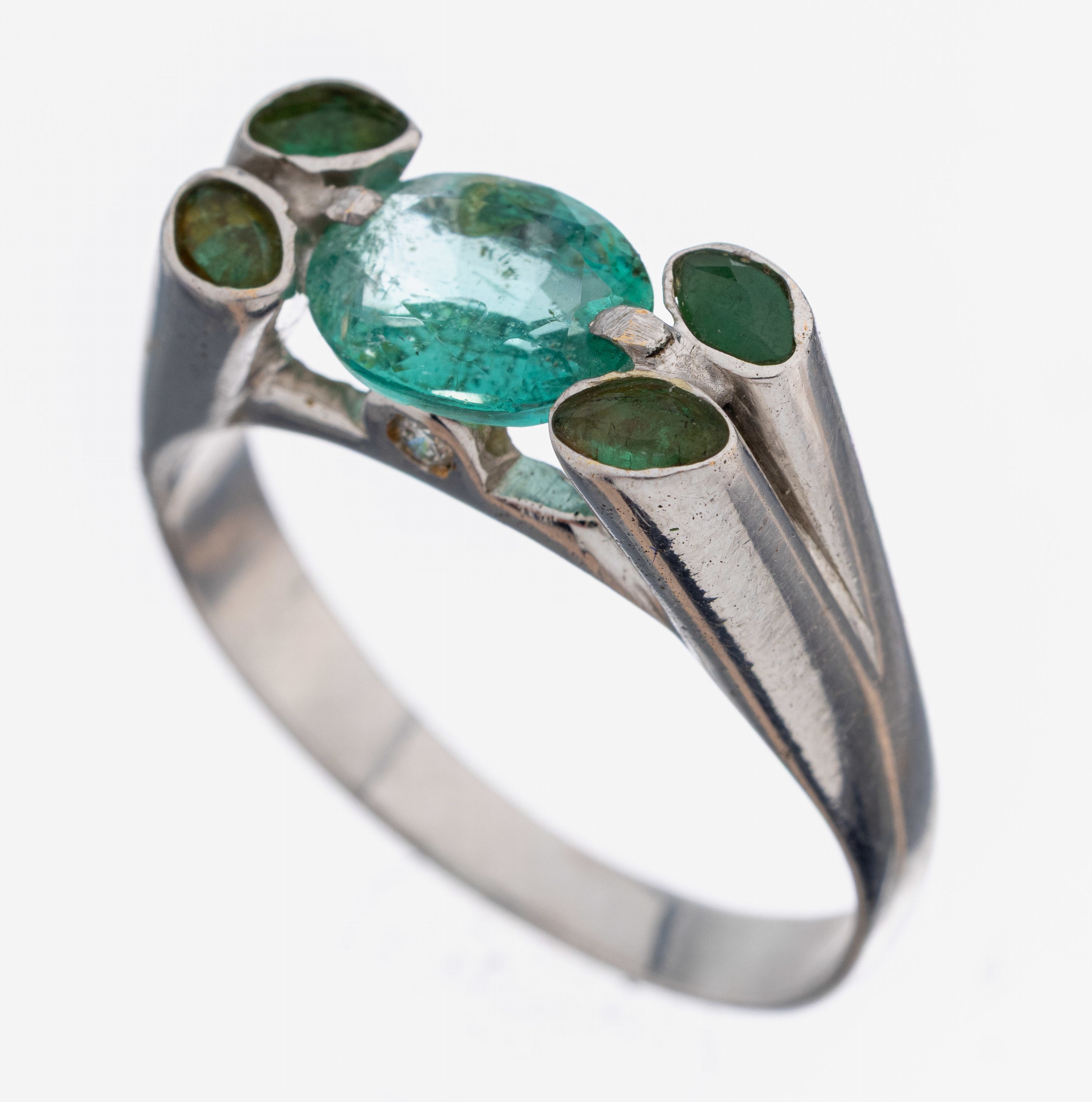 Image 27112456 - 18 kt Gold Smaragd-Brillant-Ring, WG 750/000, mittig ovalfacett. Smaragd ca. 2.00 ct ...