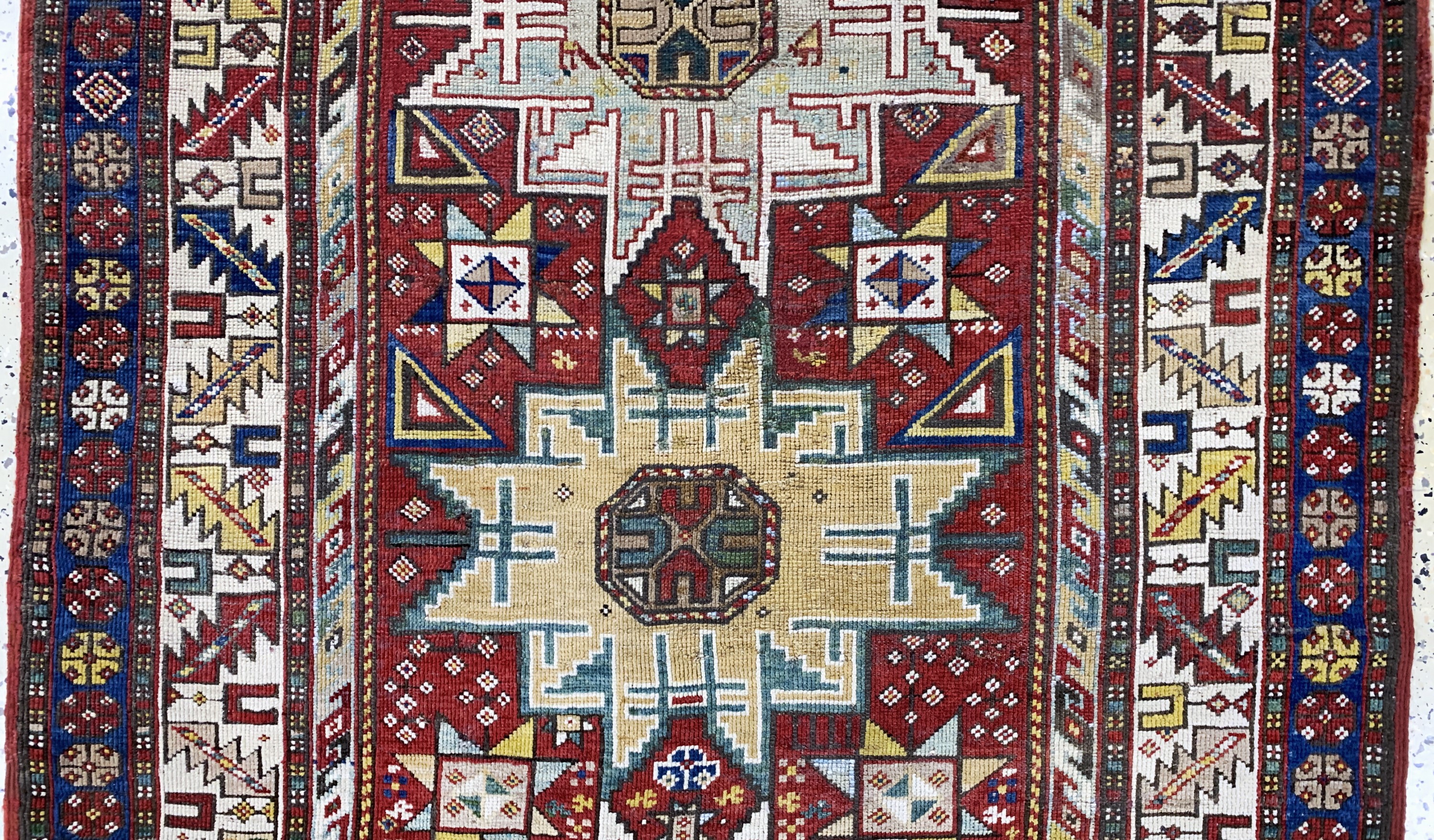 Detail b: Antiker Kazak, Kaukasus, 19.Jhd, Wolle auf Wolle, ca. 205 x 122 cm, EHZ: 2-3, (restauriert)