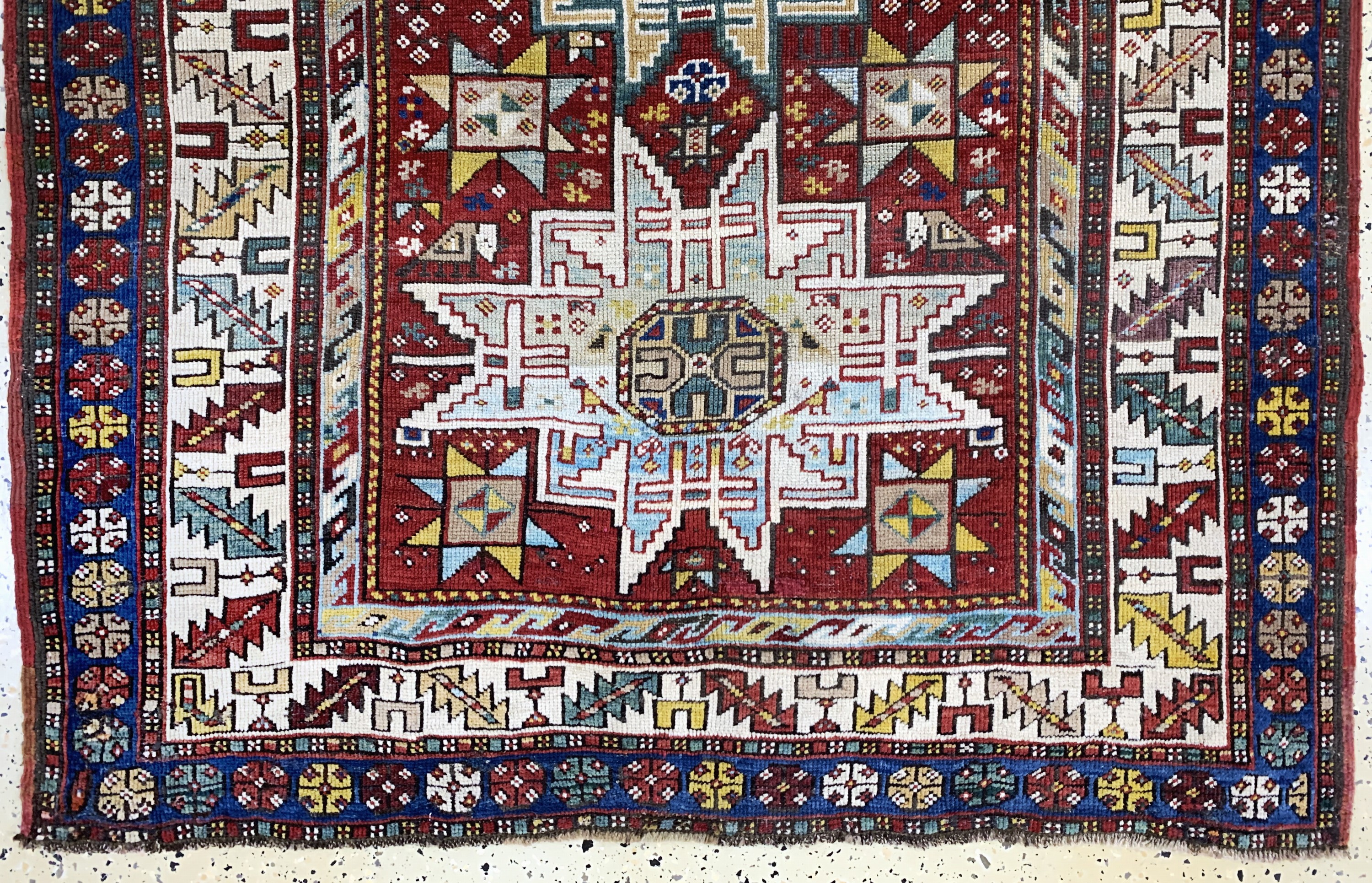 Detail c: Antiker Kazak, Kaukasus, 19.Jhd, Wolle auf Wolle, ca. 205 x 122 cm, EHZ: 2-3, (restauriert)