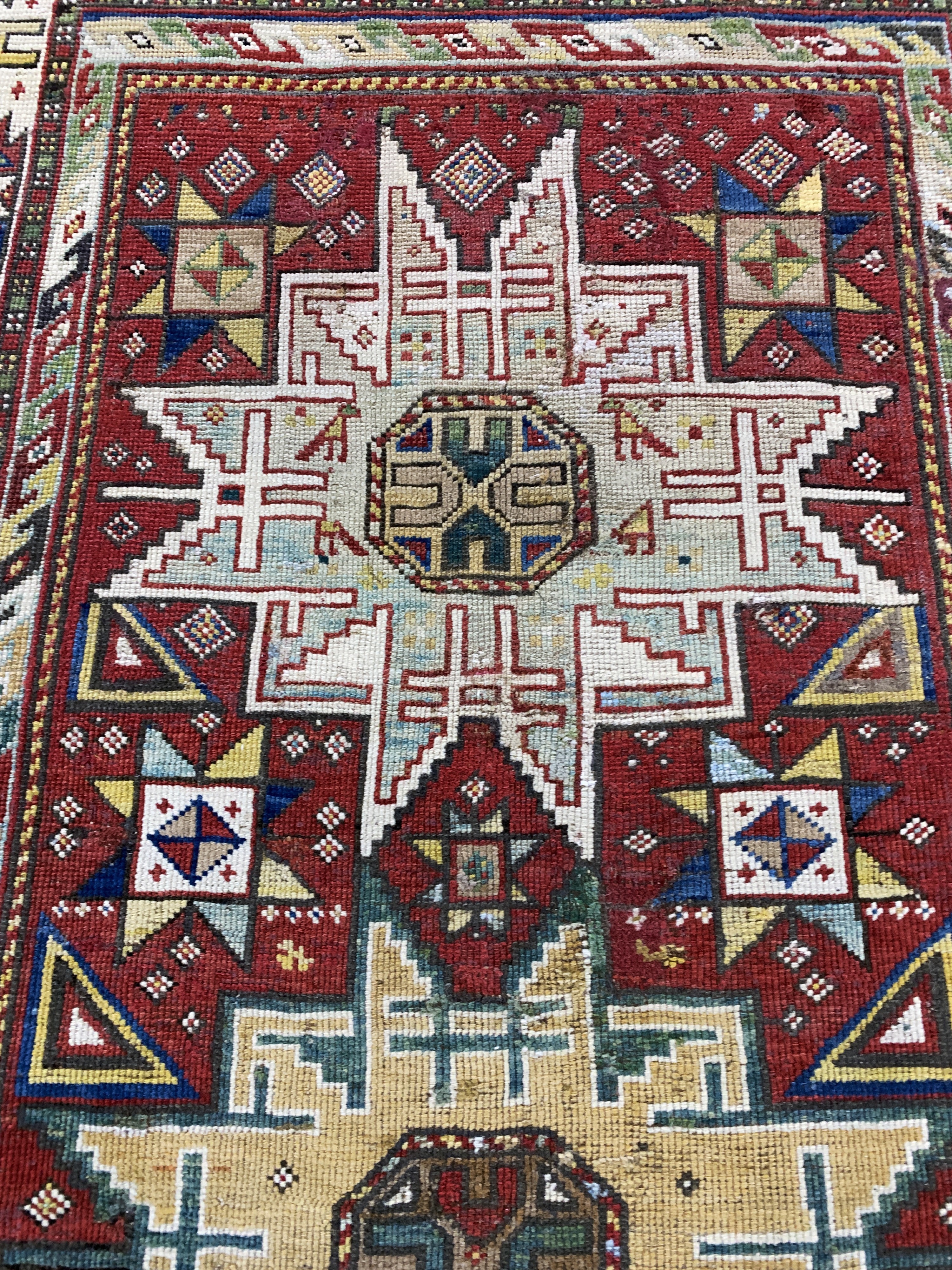 Detail d: Antiker Kazak, Kaukasus, 19.Jhd, Wolle auf Wolle, ca. 205 x 122 cm, EHZ: 2-3, (restauriert)
