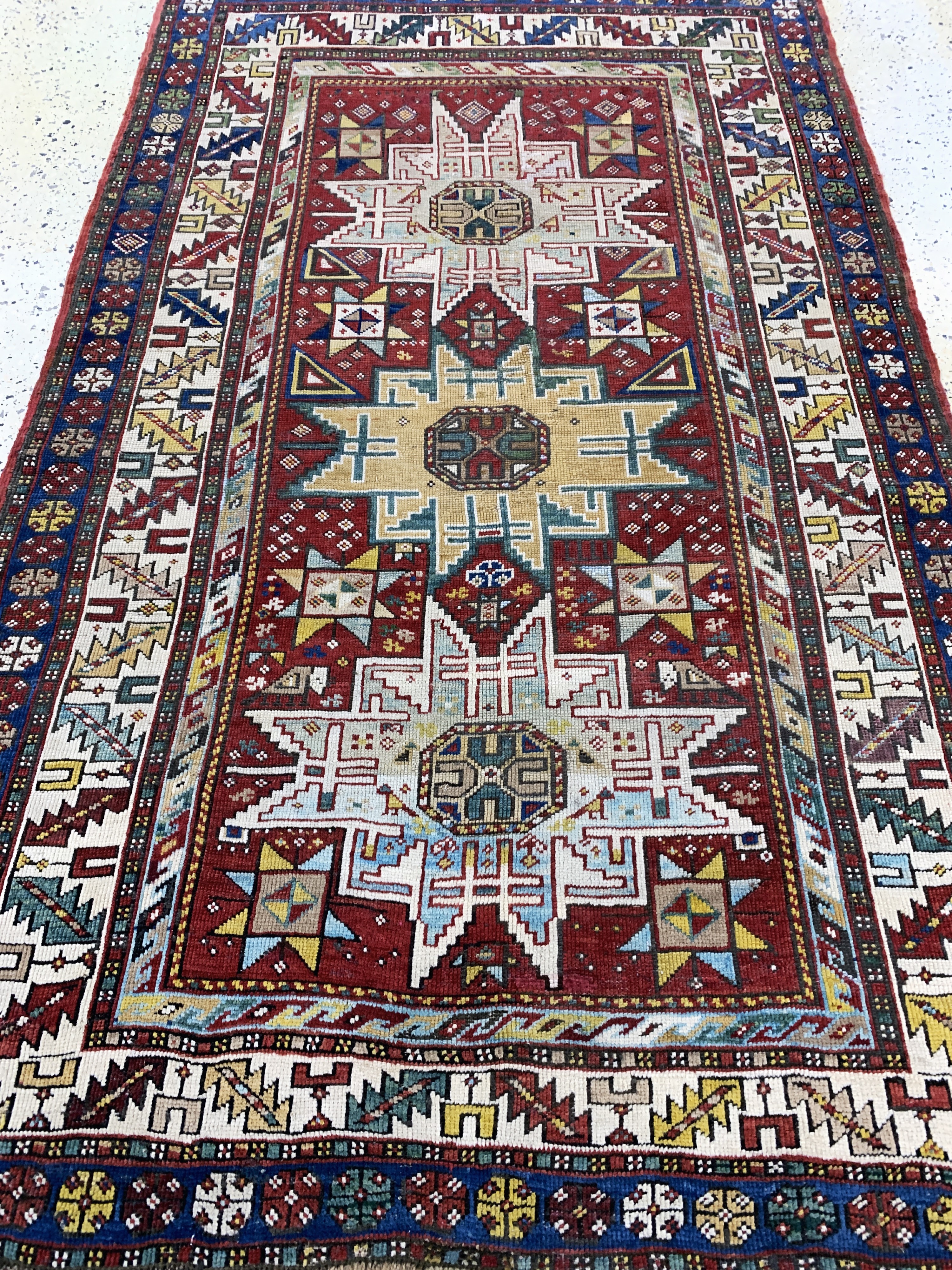 Detail e: Antiker Kazak, Kaukasus, 19.Jhd, Wolle auf Wolle, ca. 205 x 122 cm, EHZ: 2-3, (restauriert)