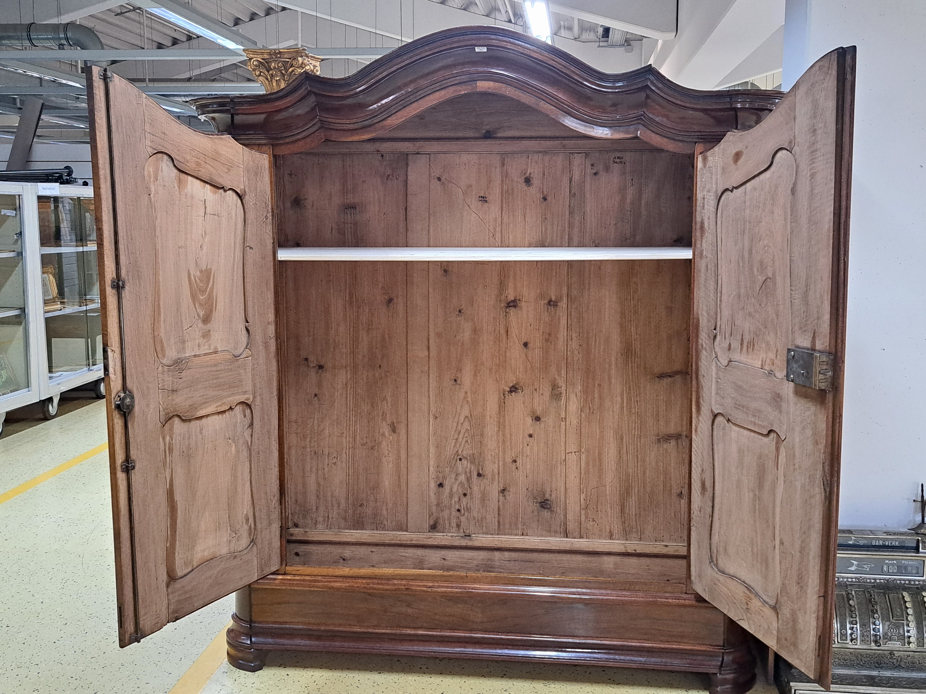 Detail a: Barockschrank, Bodenseeraum/Schweiz, 18.Jh., Nußbaum, zweitürig, auf Rahmen gearbeitet, mehrfach kassettiert, aufwendig geschwungenes Dach, ...