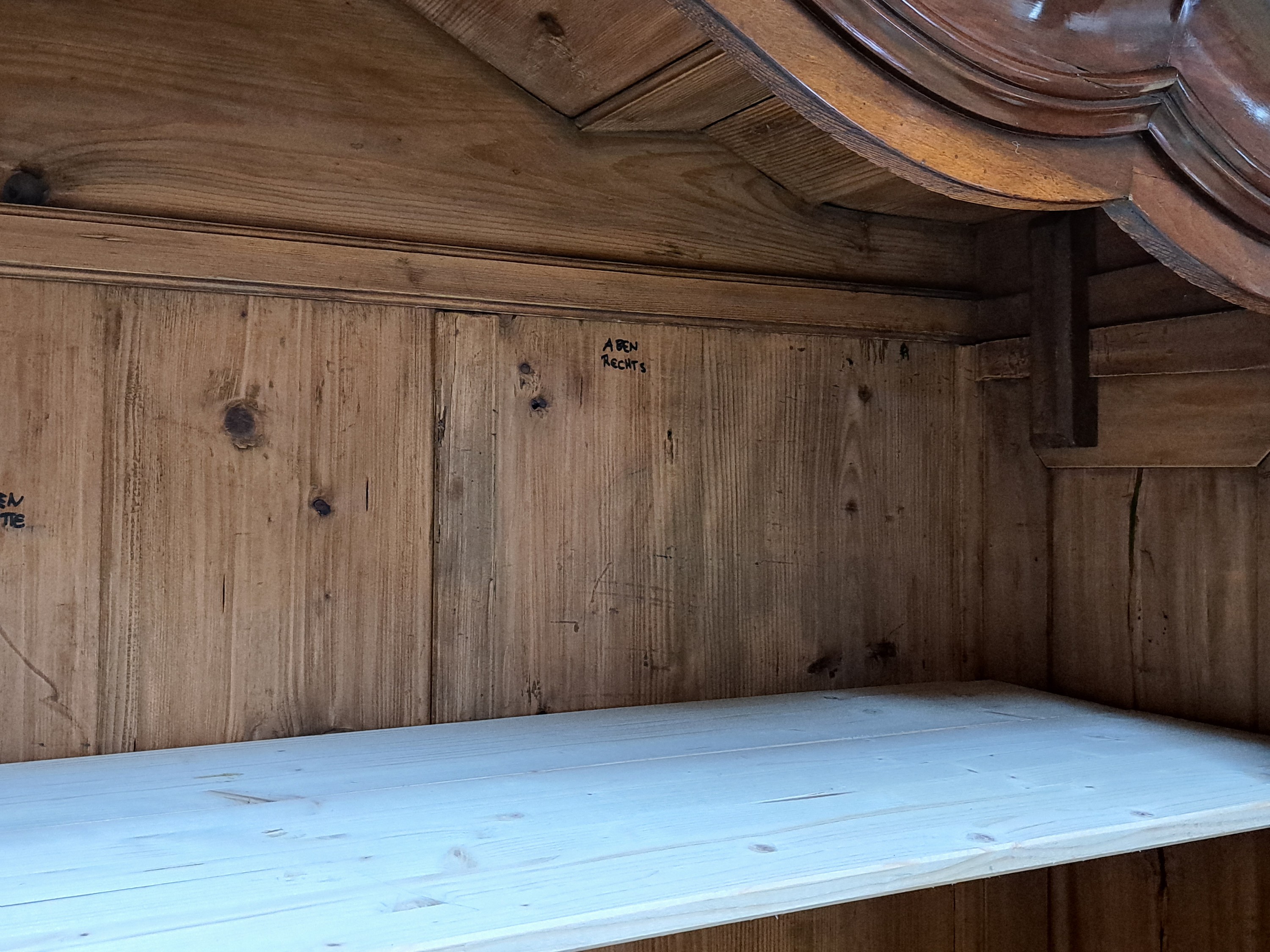 Detail b: Barockschrank, Bodenseeraum/Schweiz, 18.Jh., Nußbaum, zweitürig, auf Rahmen gearbeitet, mehrfach kassettiert, aufwendig geschwungenes Dach, ...
