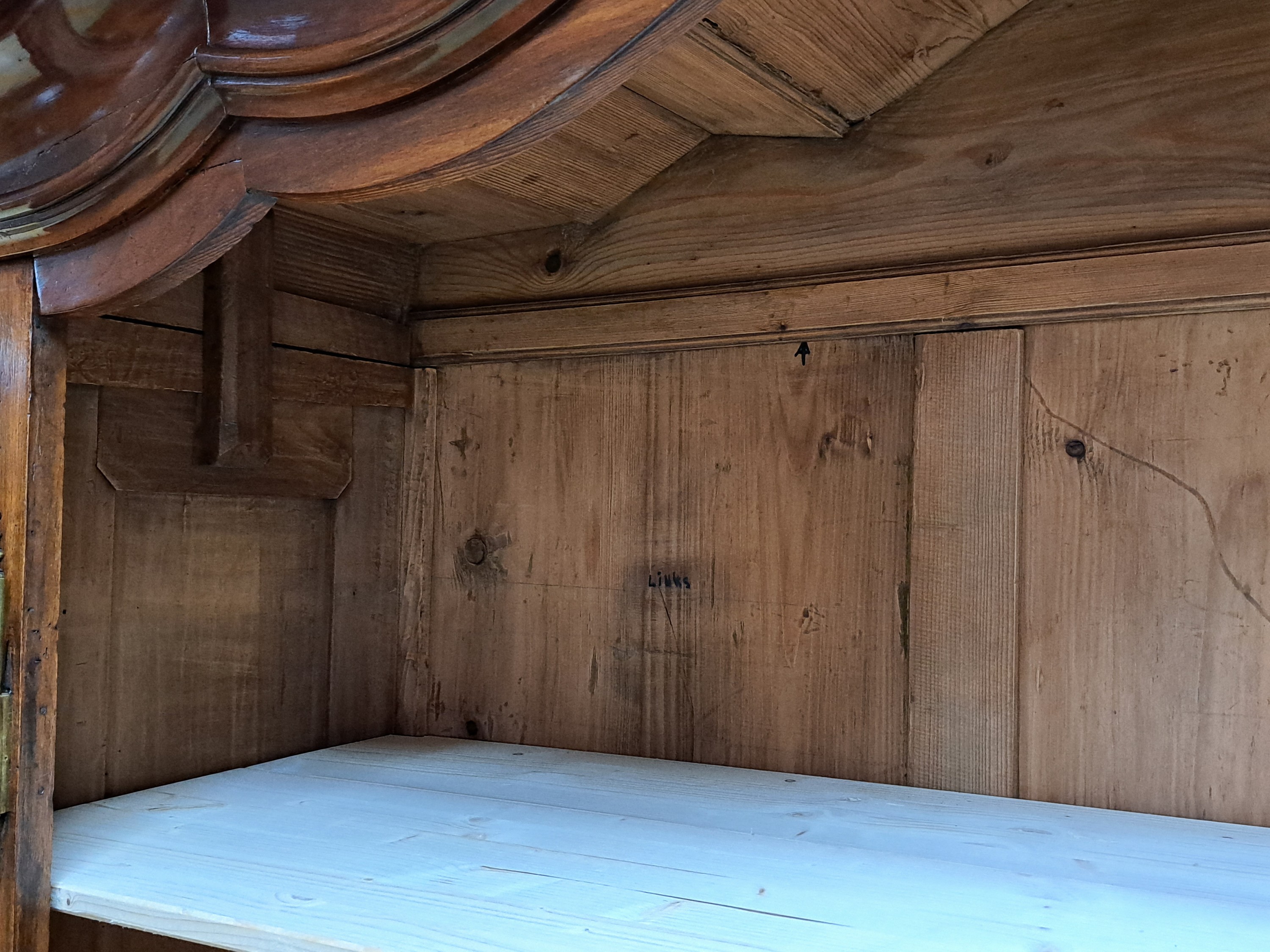 Detail c: Barockschrank, Bodenseeraum/Schweiz, 18.Jh., Nußbaum, zweitürig, auf Rahmen gearbeitet, mehrfach kassettiert, aufwendig geschwungenes Dach, ...