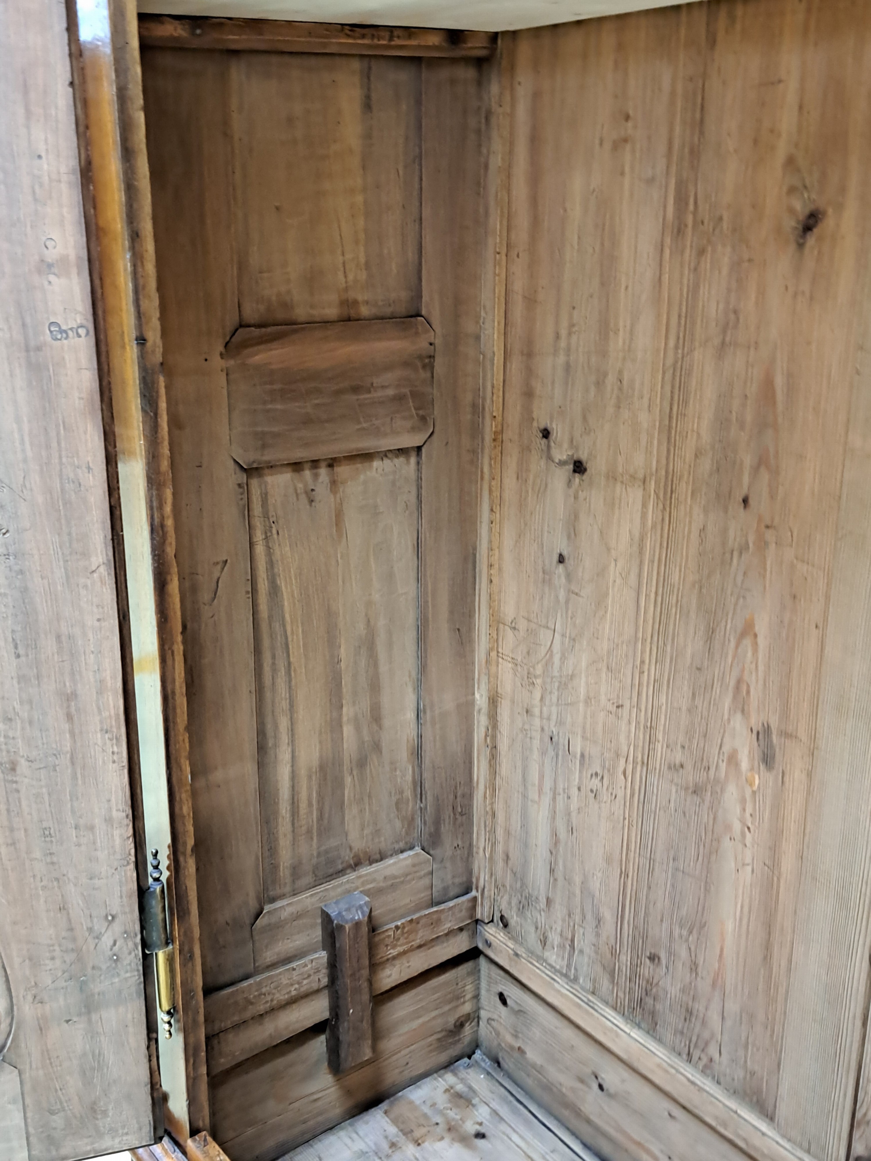 Detail d: Barockschrank, Bodenseeraum/Schweiz, 18.Jh., Nußbaum, zweitürig, auf Rahmen gearbeitet, mehrfach kassettiert, aufwendig geschwungenes Dach, ...