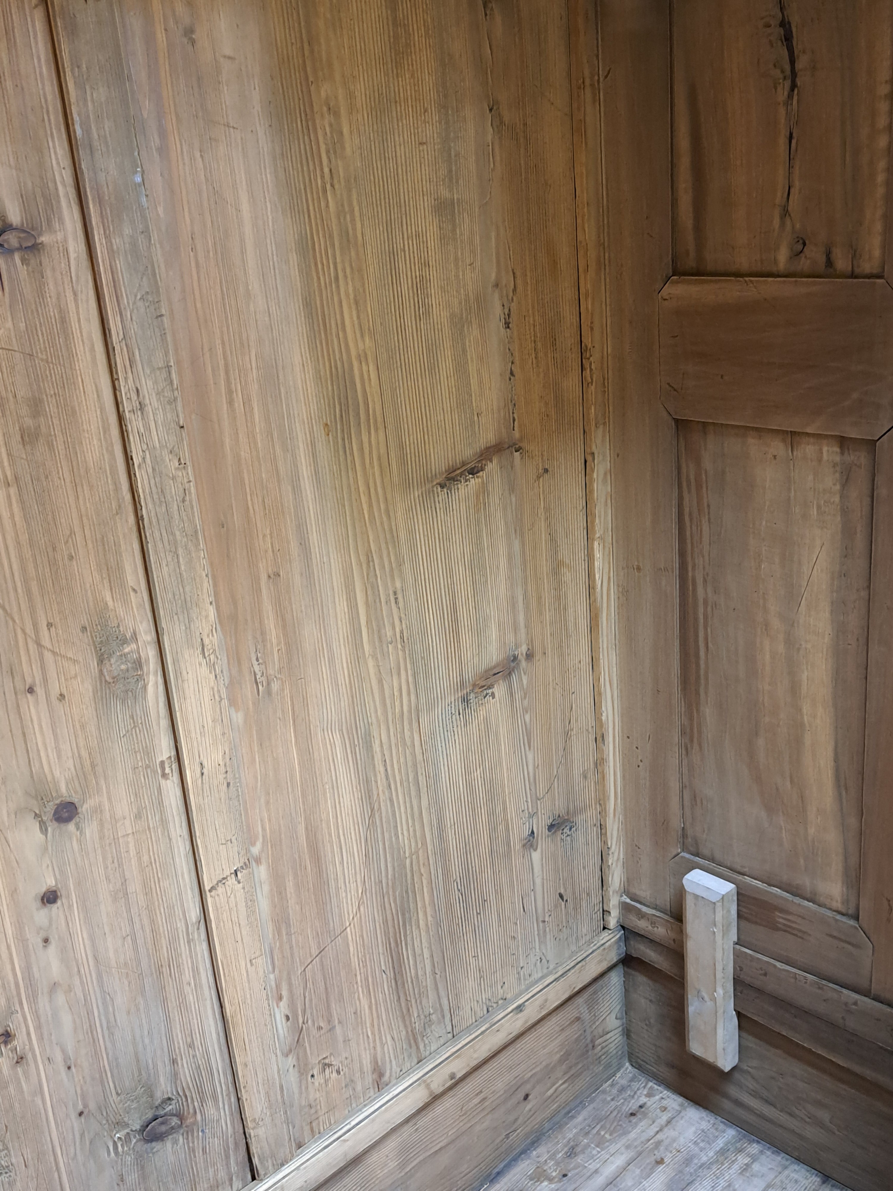 Detail e: Barockschrank, Bodenseeraum/Schweiz, 18.Jh., Nußbaum, zweitürig, auf Rahmen gearbeitet, mehrfach kassettiert, aufwendig geschwungenes Dach, ...