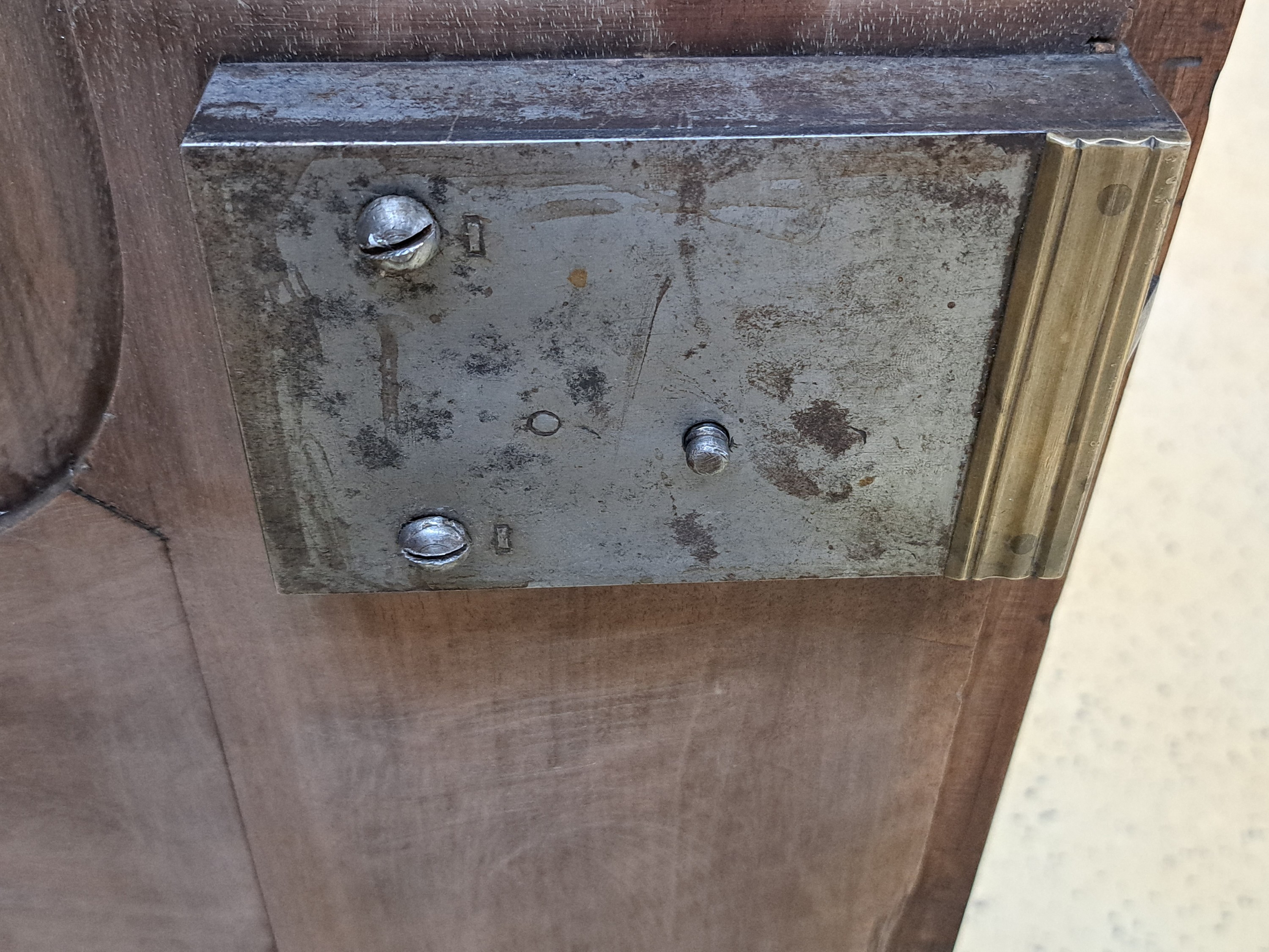 Detail f: Barockschrank, Bodenseeraum/Schweiz, 18.Jh., Nußbaum, zweitürig, auf Rahmen gearbeitet, mehrfach kassettiert, aufwendig geschwungenes Dach, ...