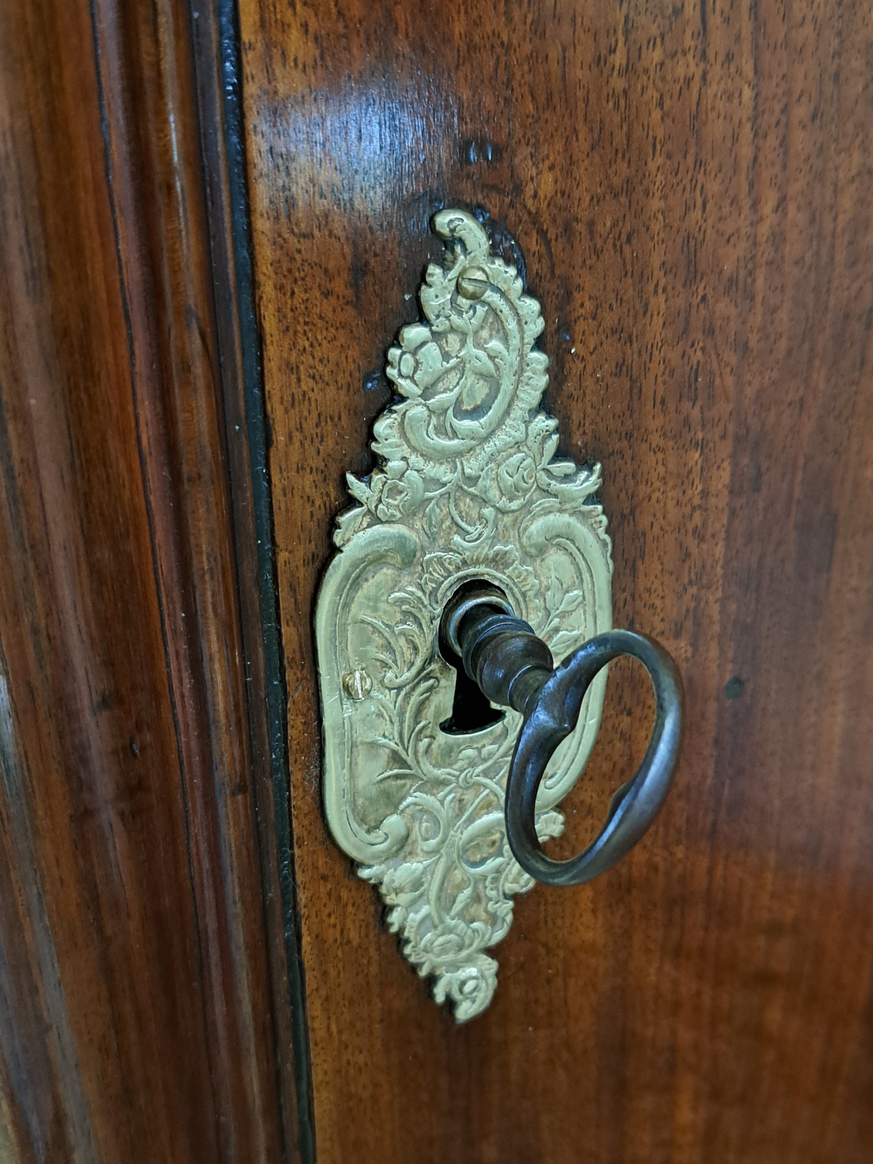 Detail h: Barockschrank, Bodenseeraum/Schweiz, 18.Jh., Nußbaum, zweitürig, auf Rahmen gearbeitet, mehrfach kassettiert, aufwendig geschwungenes Dach, ...