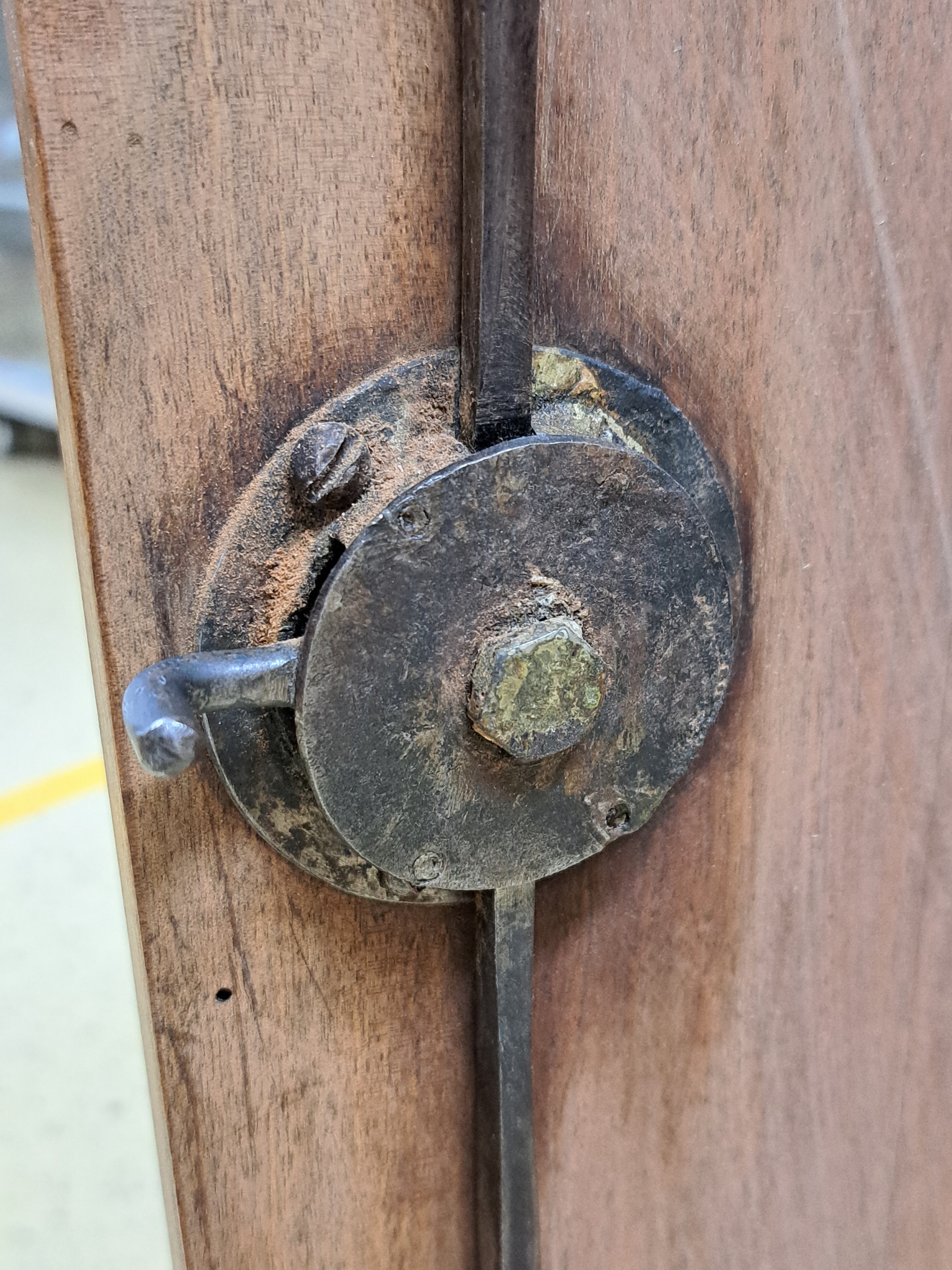 Detail i: Barockschrank, Bodenseeraum/Schweiz, 18.Jh., Nußbaum, zweitürig, auf Rahmen gearbeitet, mehrfach kassettiert, aufwendig geschwungenes Dach, ...
